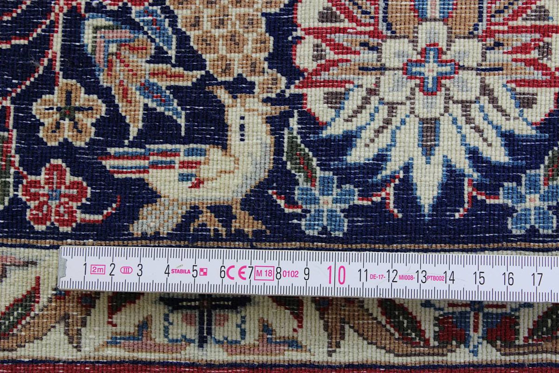 Teppich, 2. H. 20. Jh., feine gute Handknüpfung, roter Fond mit Mitteldemaillon - Image 11 of 15