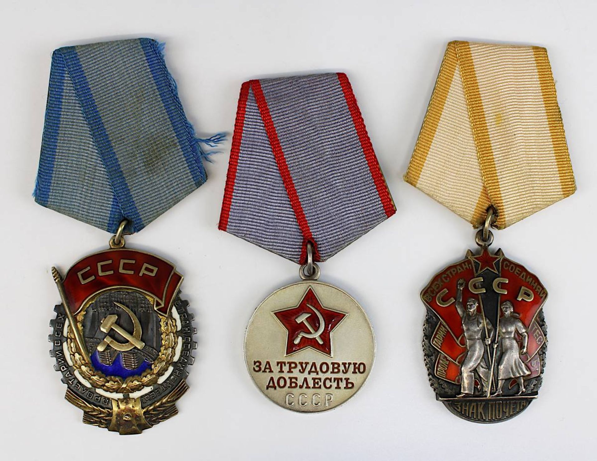 Drei Orden Sowjetunion/UDSSR 2. H. 20. Jh.: Zeichen der Ehre 2. Klasse, Silber u. Emaille, an