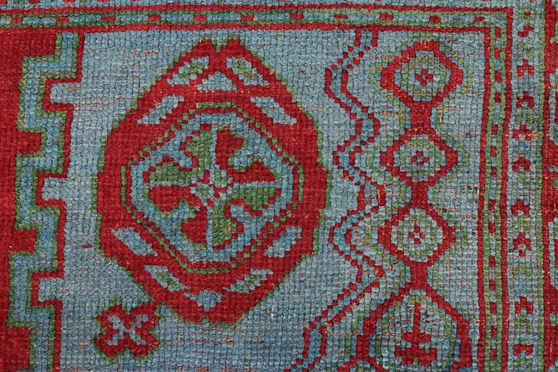 Großer Teppich, Marokko oder Türkei Mitte - 2. H. 20. Jh., roter Fond, mit türkis abgesetztem - Image 7 of 11