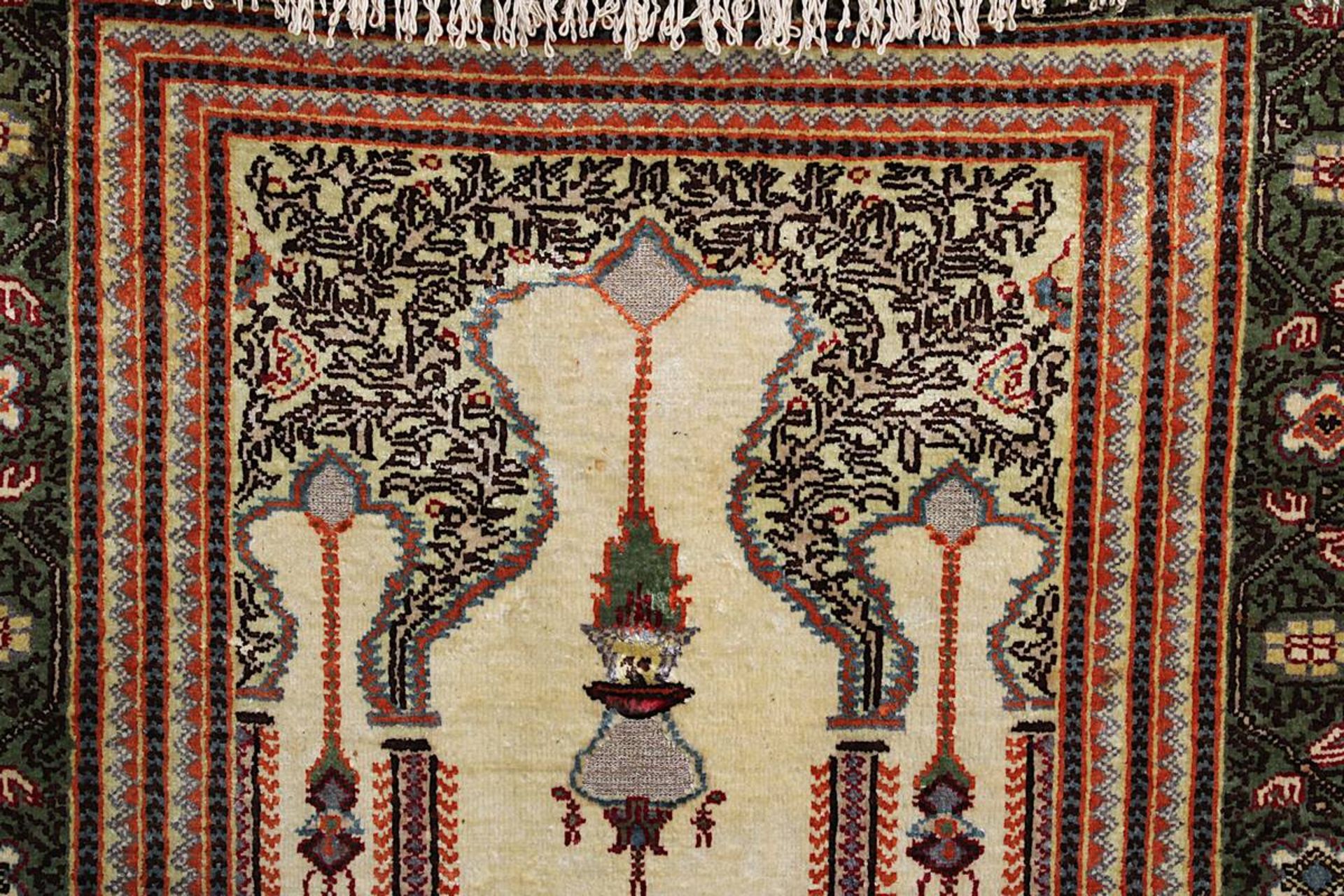 Kleiner Gebetsteppich, Hereke, Türkei 2. H. 20. Jh., Seide mit Goldbrokat, beigefarbener Fond, - Bild 2 aus 7