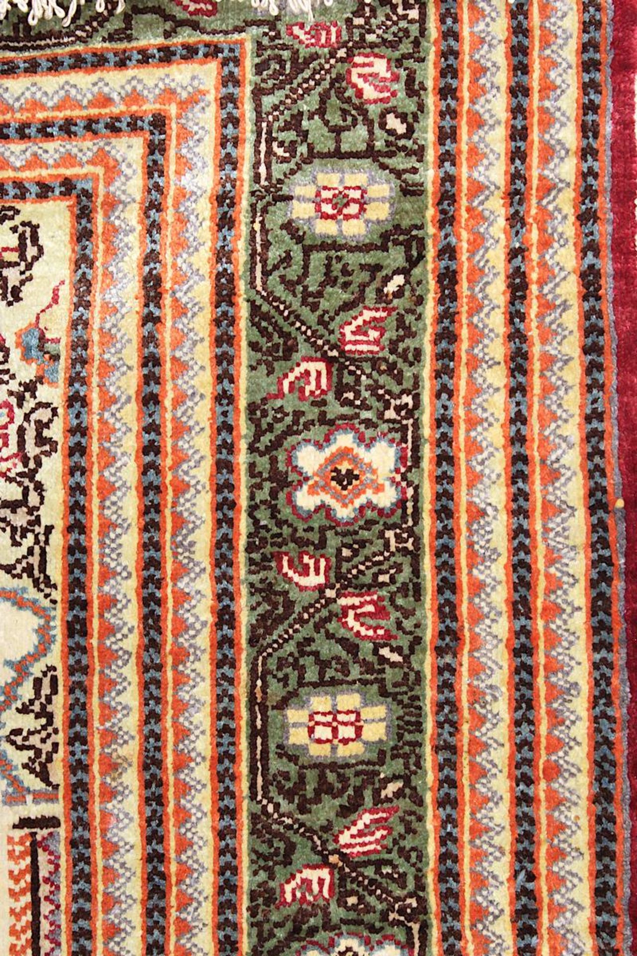 Kleiner Gebetsteppich, Hereke, Türkei 2. H. 20. Jh., Seide mit Goldbrokat, beigefarbener Fond, - Bild 3 aus 7