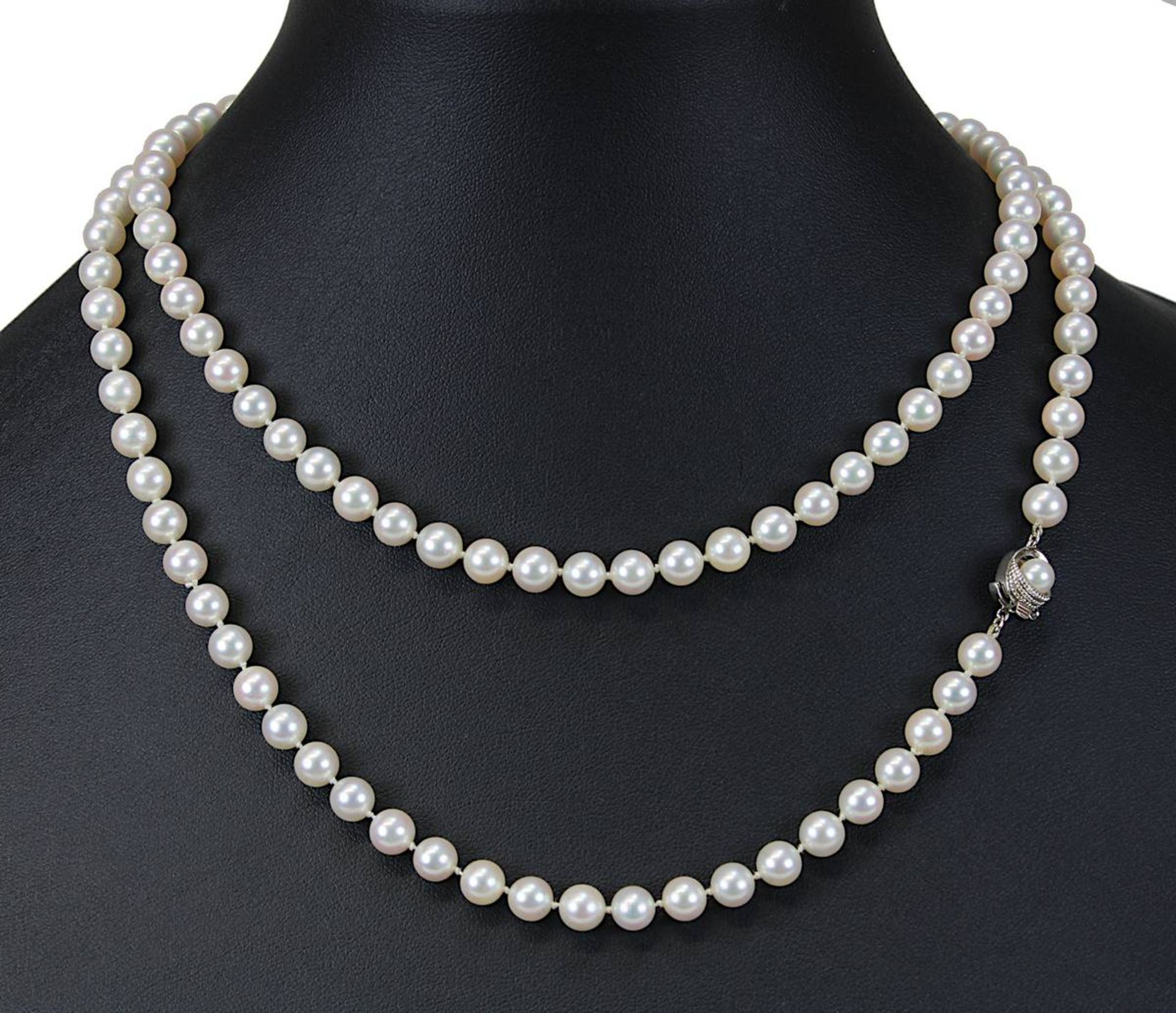 Lange Akoya Salzwasser-Perlenkette, 14 Kt. Weißgold Verschluss, gleichmäßige runde Perlen und