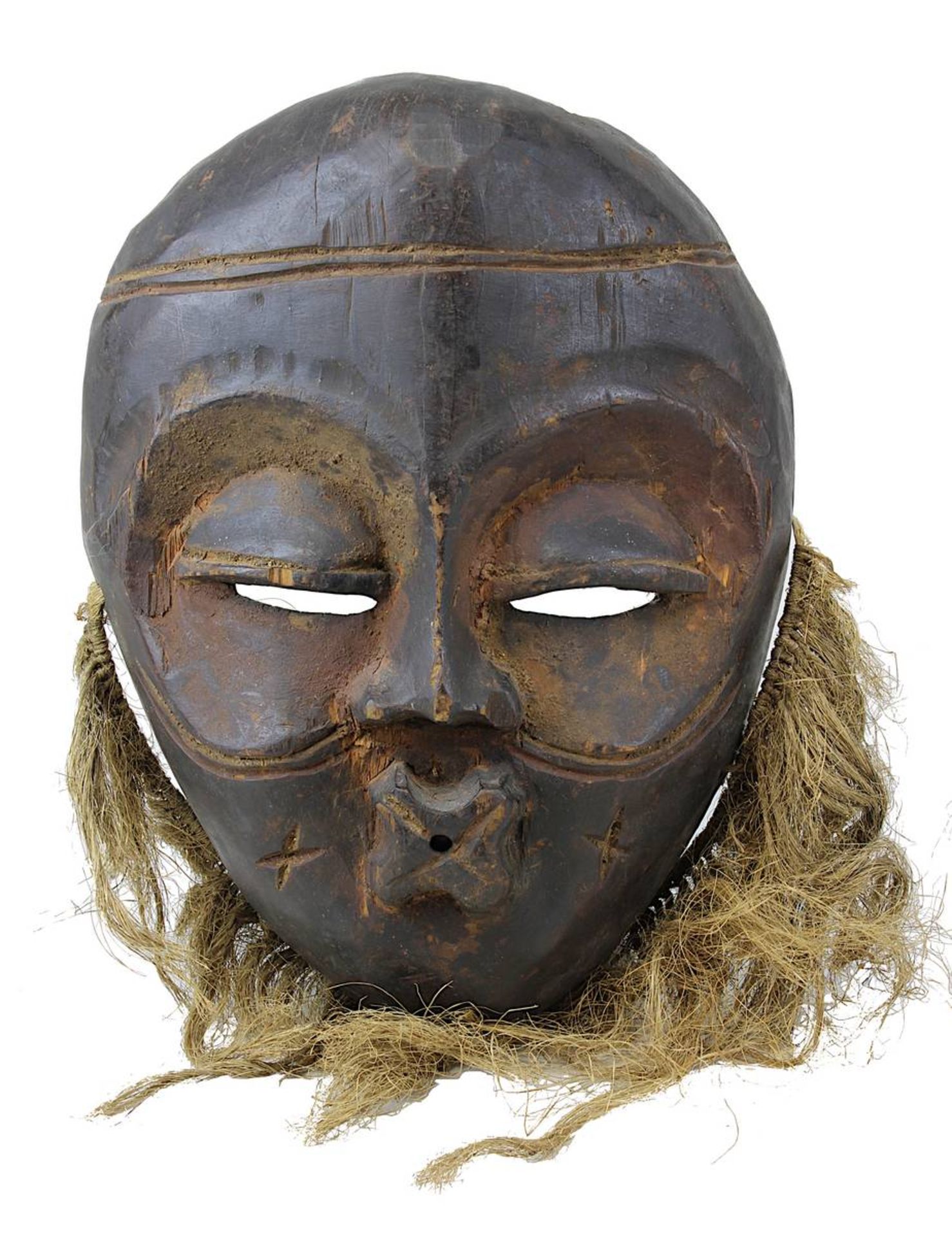 Maske mit Bart aus Bastfäden, D. R. Kongo, Holz geschnitzt und dunkel gebeizt, partiell mit Resten