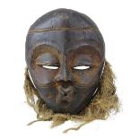 Maske mit Bart aus Bastfäden, D. R. Kongo, Holz geschnitzt und dunkel gebeizt, partiell mit Resten