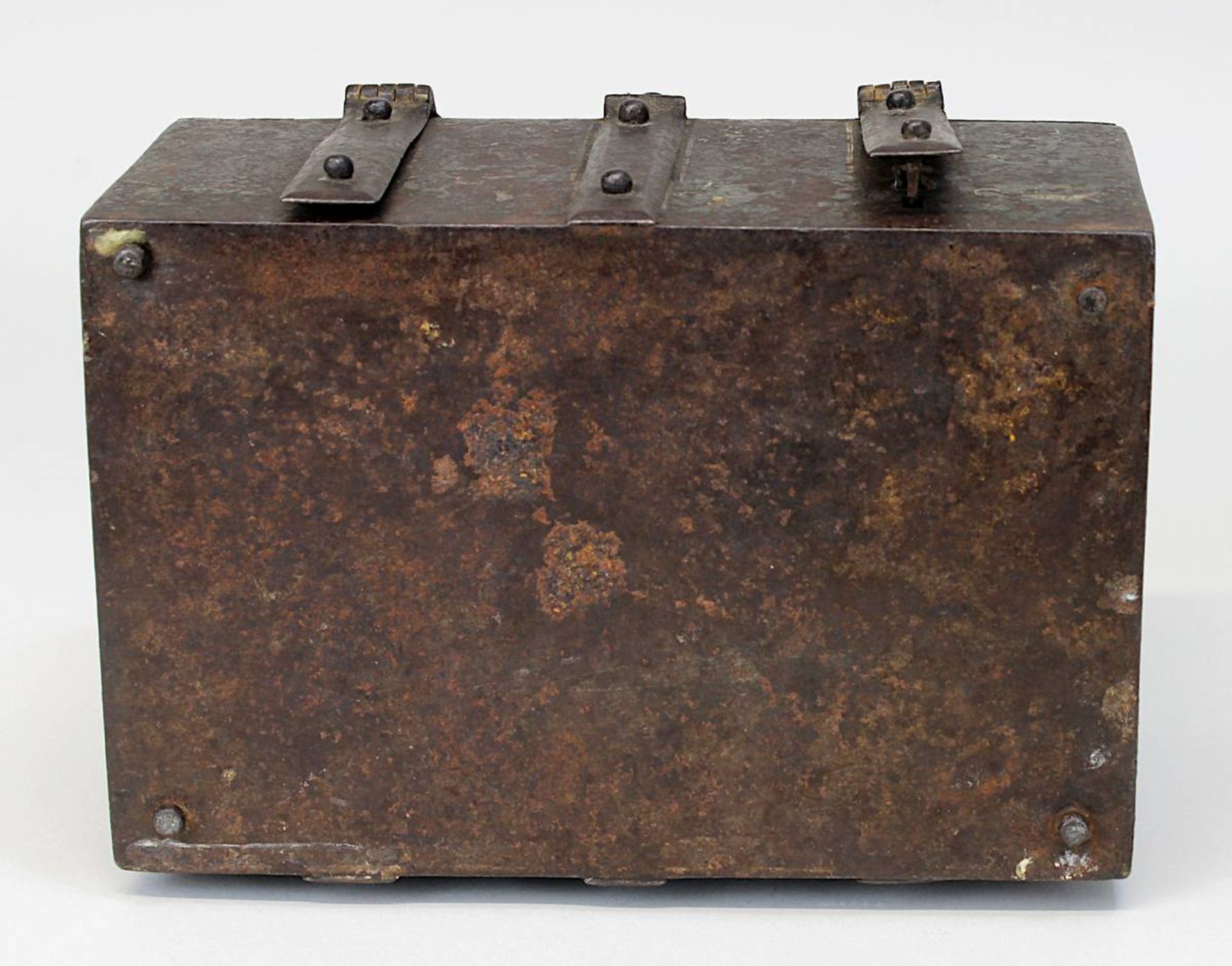 Eisenkassette mit Reste von Bemalung, Frankreich 17 Jh., Rechteckiger Korpus aus Eisen mit gewölbtem - Image 7 of 9