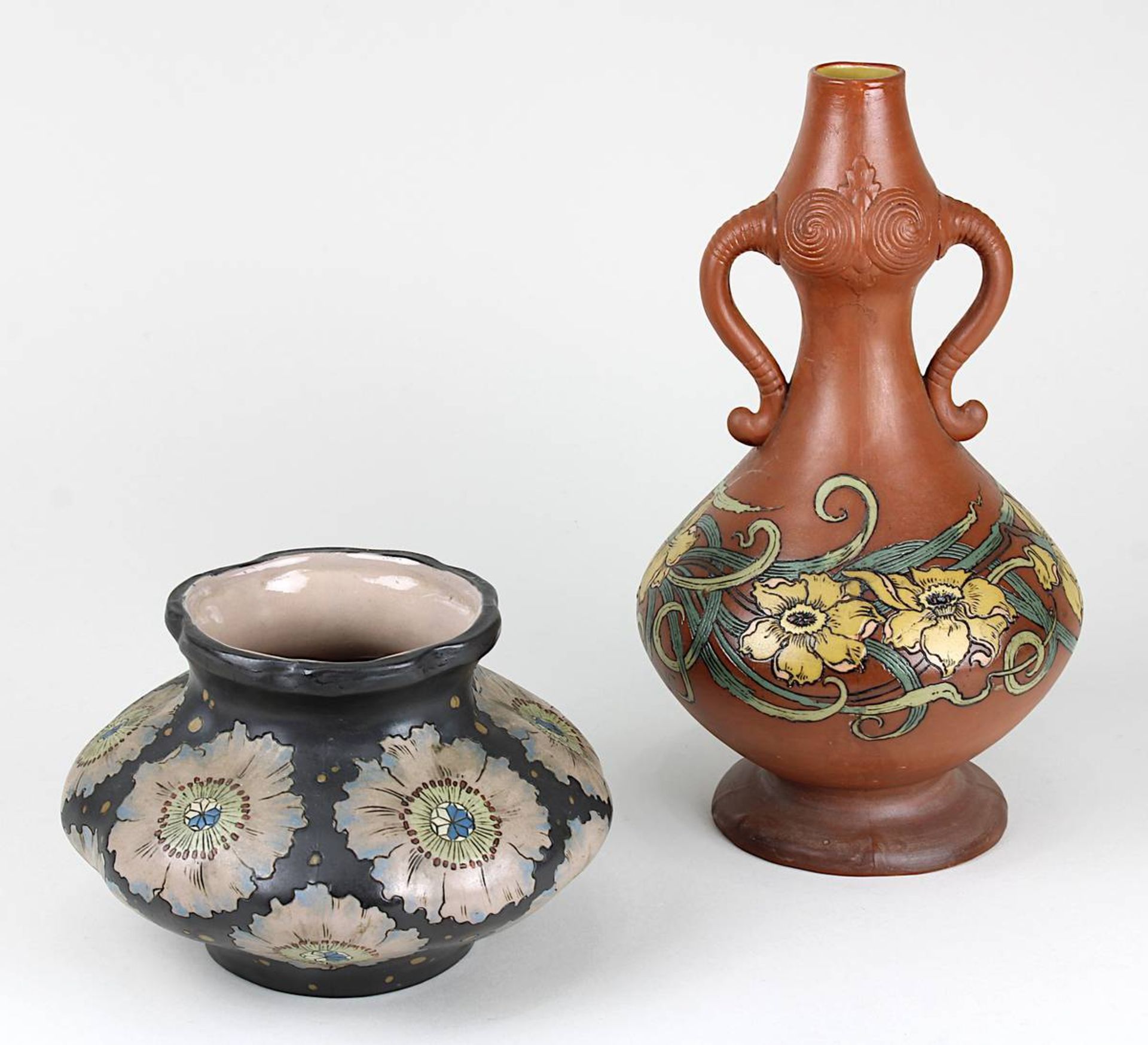 Zwei Villeroy & Boch Jugendstilvasen, Mettlach 1899/1900, Keramik, heller Scherben, Wandung in