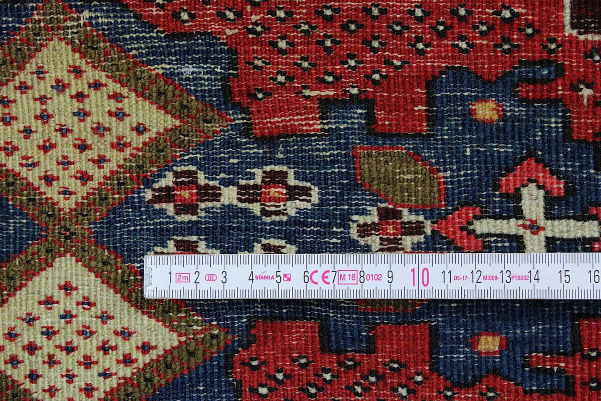 Ardebil, Persien 1. H. 20. Jh., rotgrundiger Fond mit abgesetzten Ecken, Mittelmedaillon u. - Bild 2 aus 3