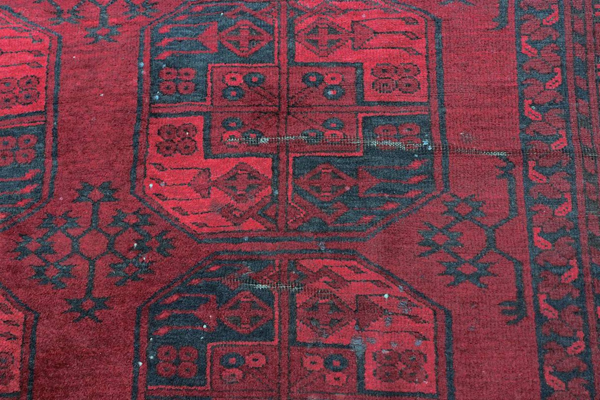 Afghan, M. bis 2. H. 20. Jh., Wolle auf Wolle, rotgrundig, mit 3 Reihen à 7 Göls, mehrfache Bordüre, - Image 3 of 9