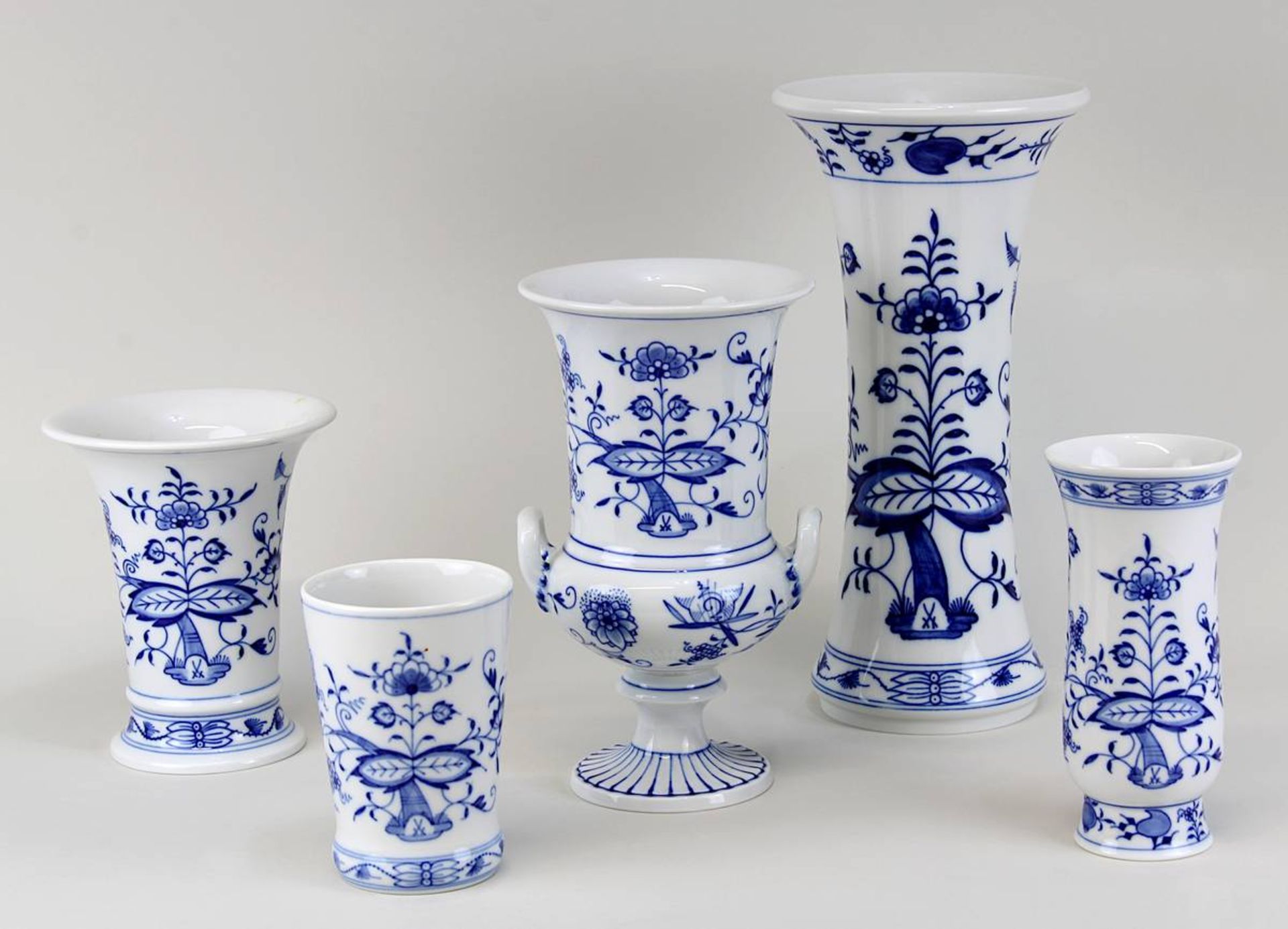 Fünf Vasen, Meissen Zwiebelmuster, 2. H. 20. Jh., versch. Formen (u.a. Becher, Spindel, Amphore)