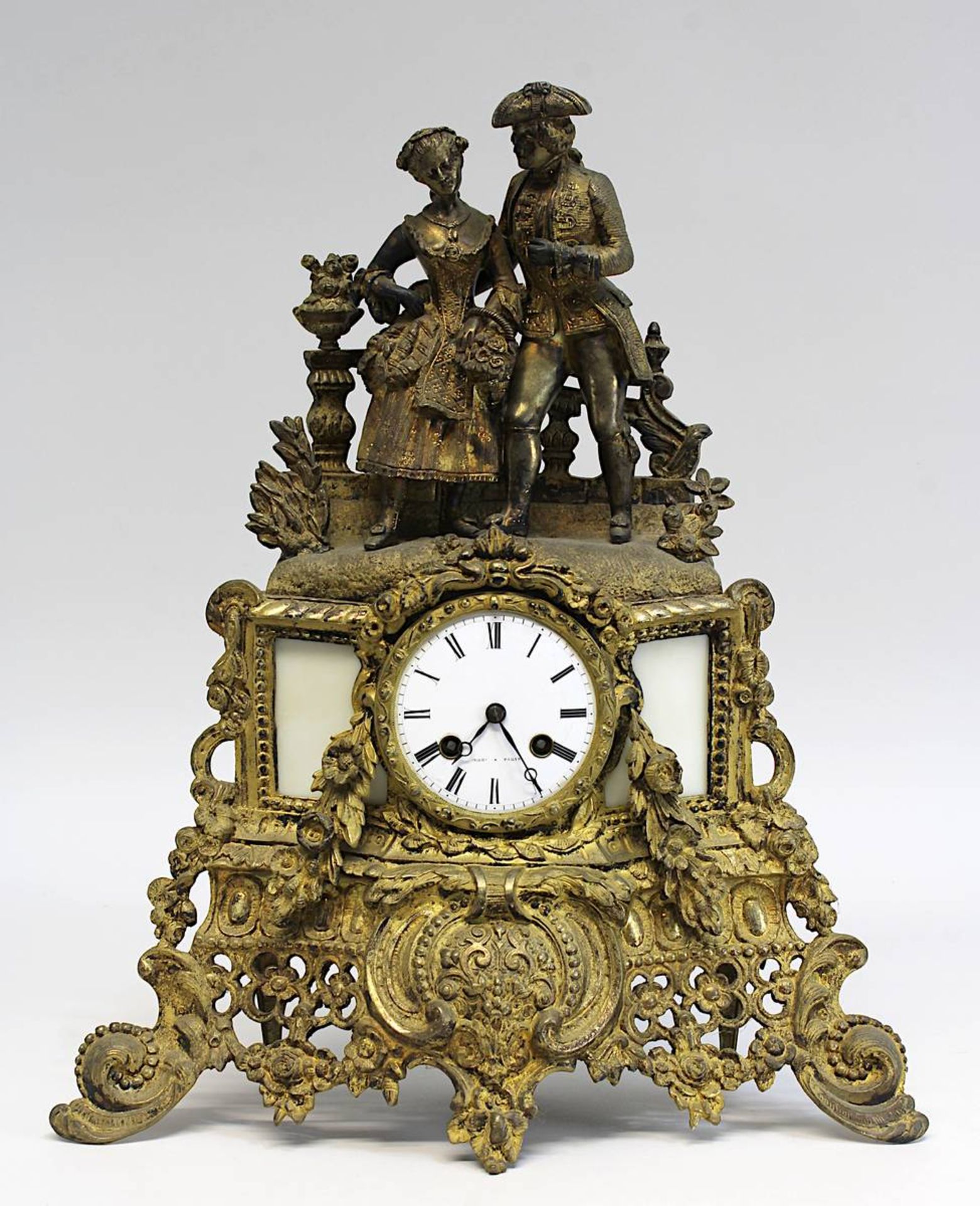 Bronze-Pendule mit tändelndem Paar, Frankreich um 1840, Gehäuse Bronze vergoldet (stark