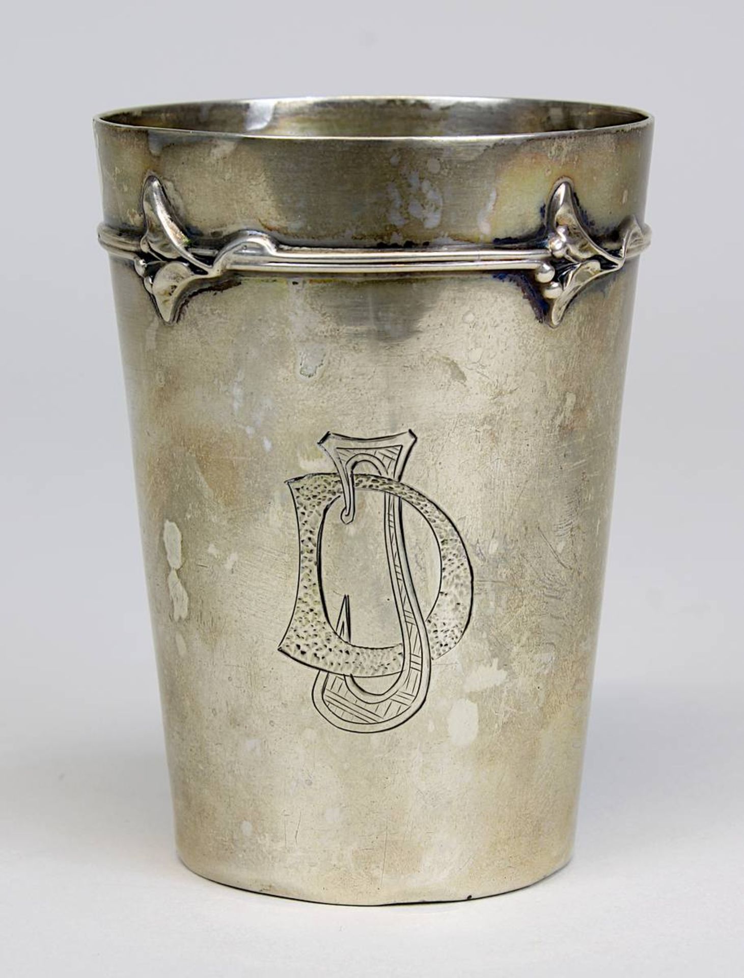 Kleiner Becher aus 800er Silber, Jugendstil, mit Pflanzenfries u. legiertem Jugendstilmonogr. JD,