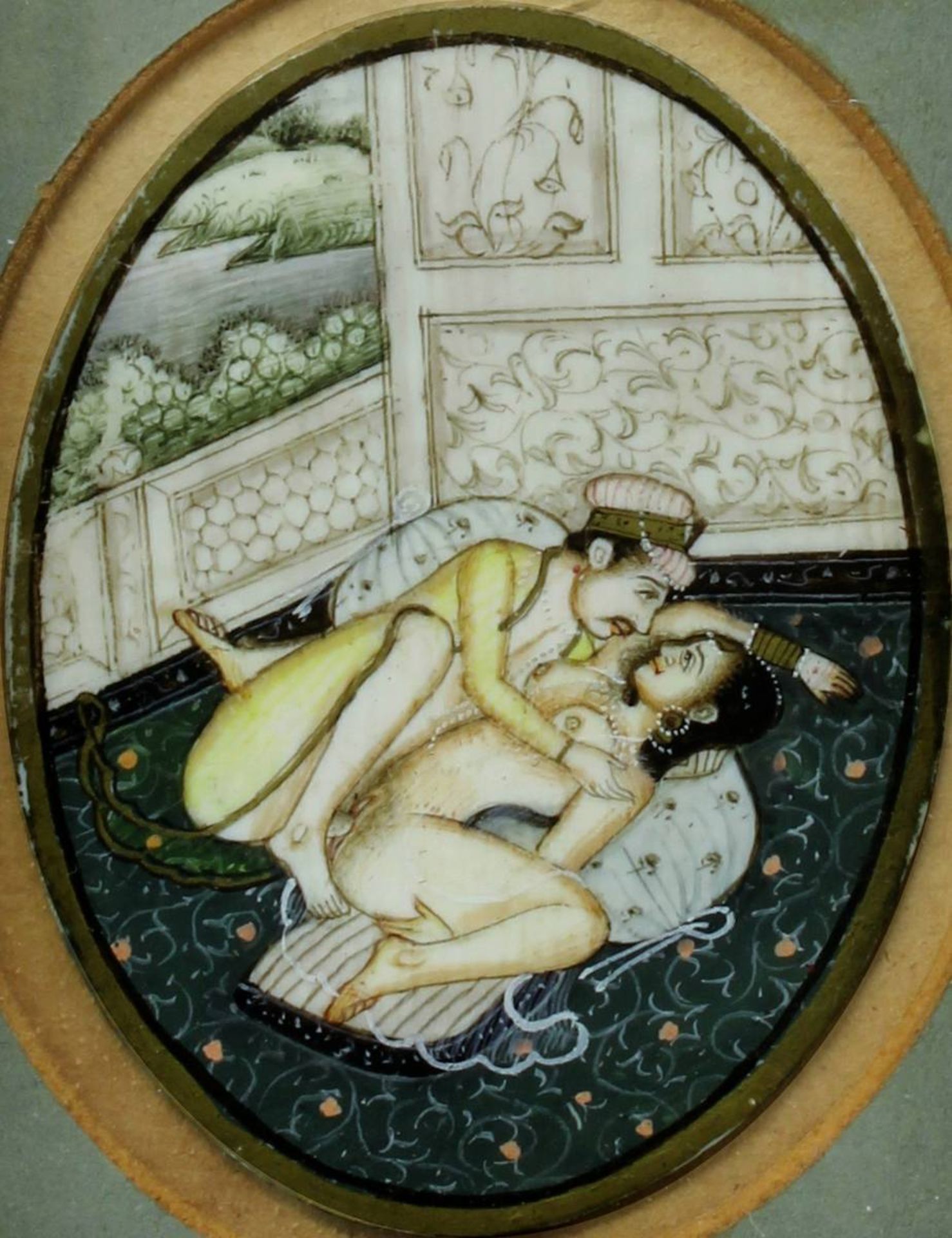 Erotische Miniatur, Indien 19. Jh., Paar beim Liebesspiel, im Oval, auf Bein gemalt, 6,5 x 4,9 cm, - Image 2 of 2