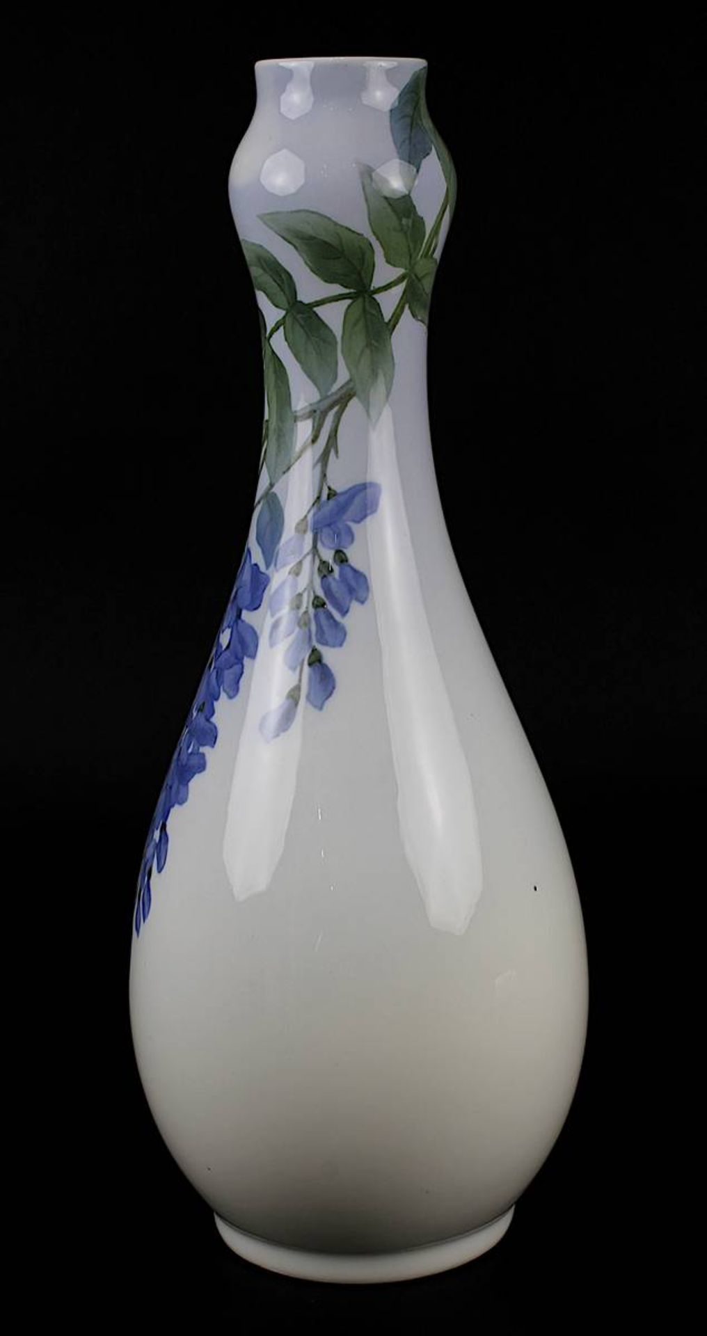 Vase mit Glyziniendekor, Jugendstil, Royal Copenhagen, Anfang 20. Jh., in Keulenform, auf Boden - Image 3 of 4