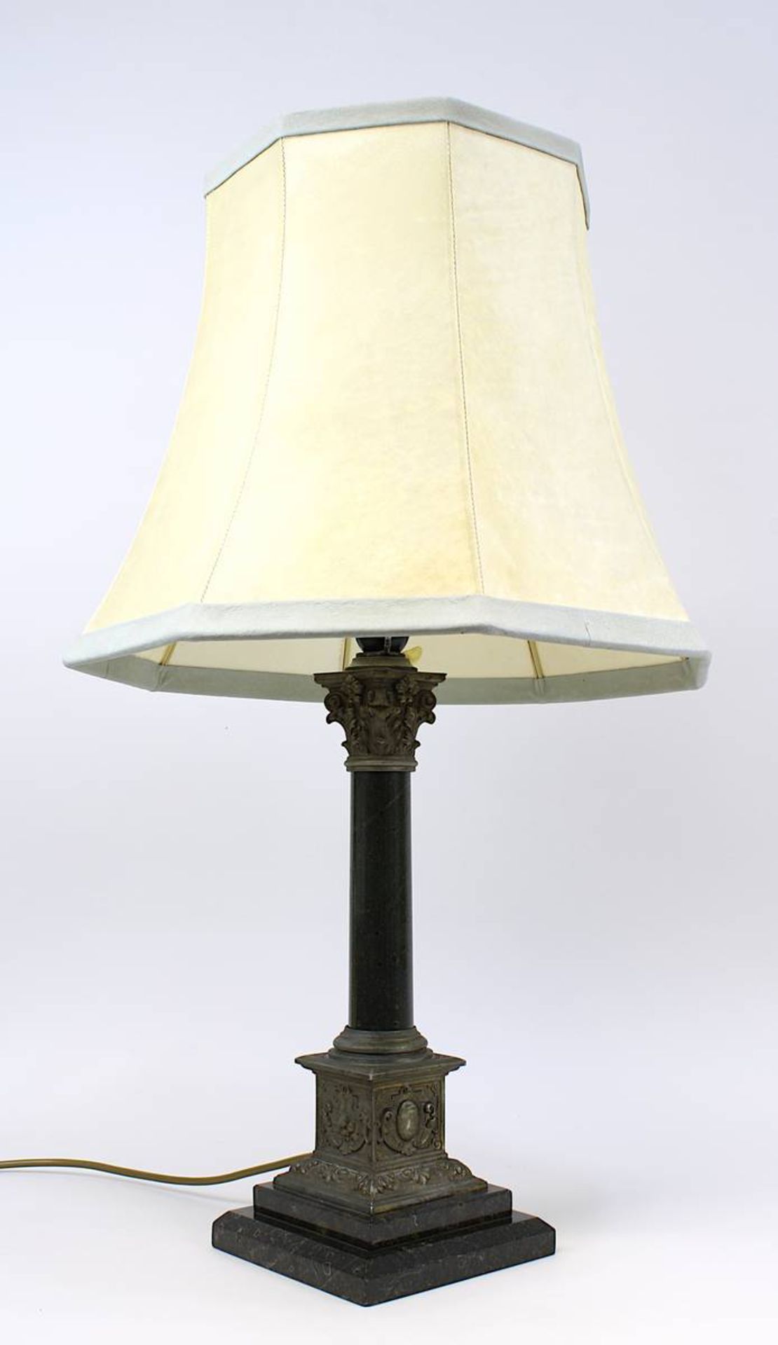 Tischlampe mit antikisierendem Säulenschaft, Anfang 20. Jh., Säule aus Metall und dunkelgrünem
