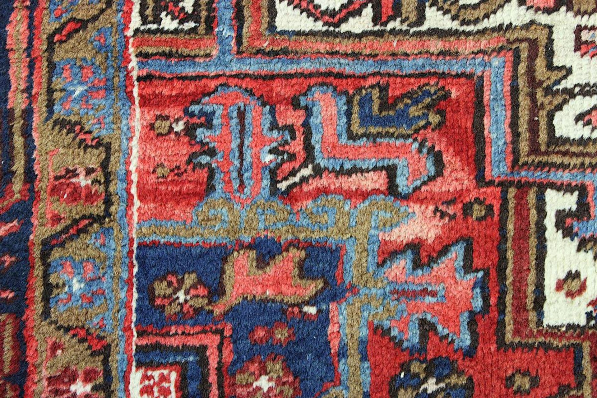 Heriz-Teppich, Persien M. bis 2. H. 20. Jh., insgesamt durchzogen von Blatt-, Blütenwerk u. - Bild 2 aus 8