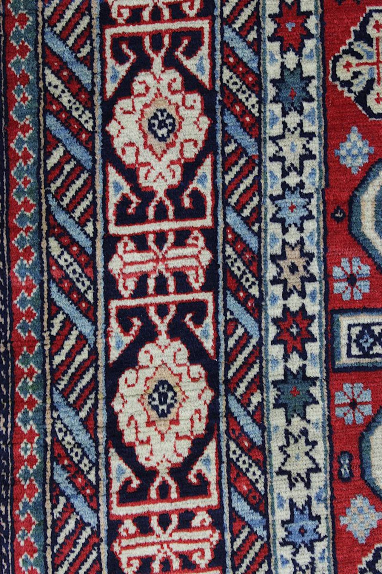 Perepedil, Kaukasus 1. H. 20. Jh., Wolle auf Baumwolle, rotgrundiger Fond, - Bild 2 aus 8