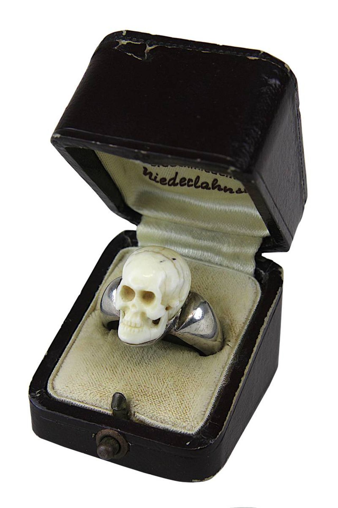 Silberring mit Totenkopf aus geschnitztem Bein, Ringgröße 49, Gewicht 17,5 g, Totenkopf auf einer