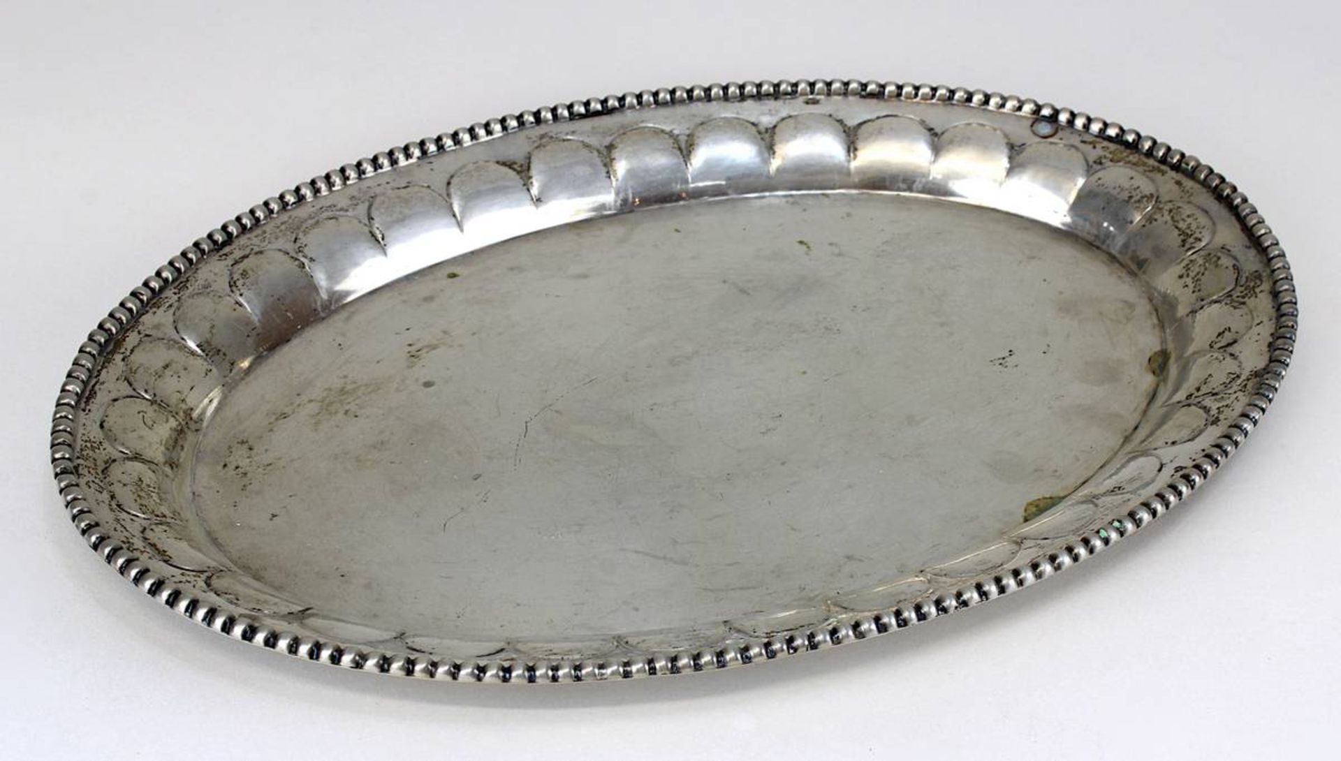 Ovales Tablett aus 800er Silber, deutsch 1. Drittel 20. Jh., Rand mit Zungenfries u. Perlrand,