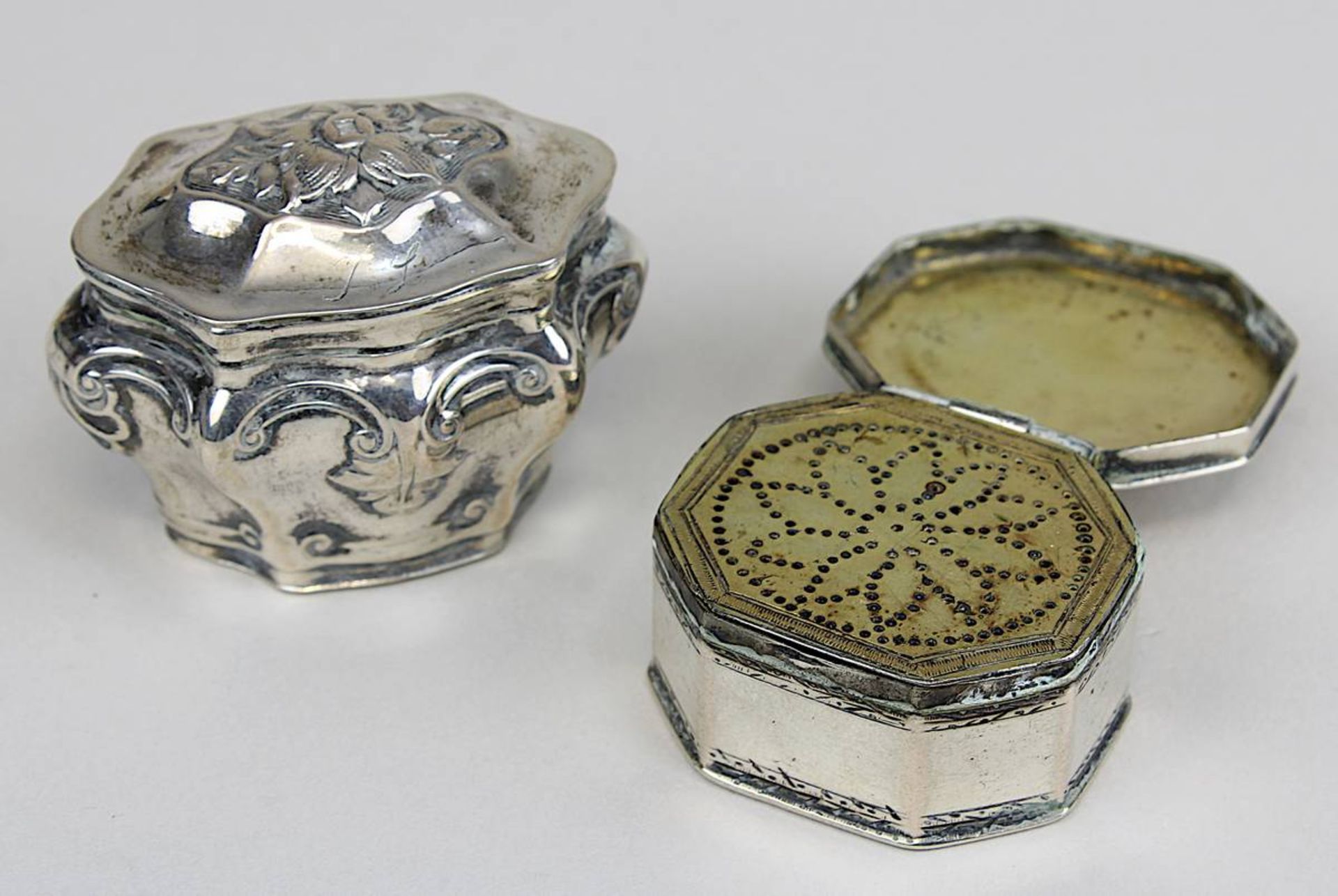 Riechdöschen und kleines Döschen, Silber, 19. Jh., Silber nicht gepunzt, aber geprüft: oktogonales - Image 2 of 2