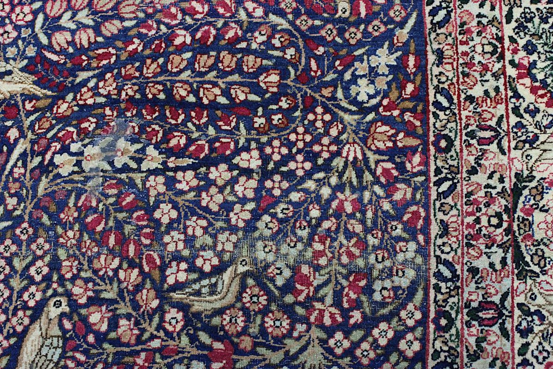 Kirman-Laver, Persien 2. H. 20. Jh., fein geknüpft, insgesamt durchzogen von Blatt- u. Blütenwerk, - Bild 4 aus 11