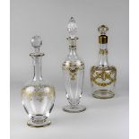 3 Likörkaraffen, Cristalleries de Baccarat um 1900, klares Kristallglas, 2 Karaffen mit