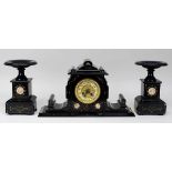 Dekorative schwarze Stein-Pendule mit 2 Beistellern, Frankreich um 1880, Gehäuse aus schwarzem