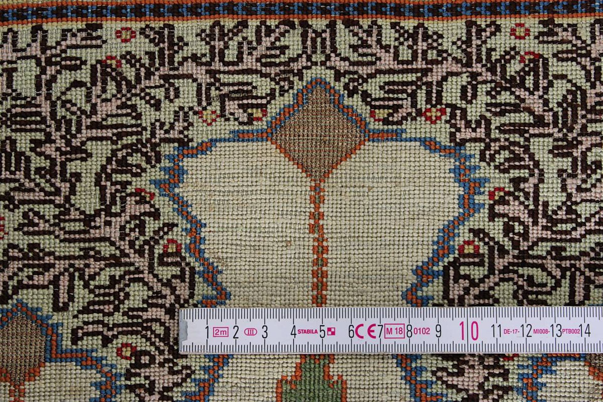 Kleiner Gebetsteppich, Hereke, Türkei 2. H. 20. Jh., Seide mit Goldbrokat, beigefarbener Fond, - Bild 5 aus 7