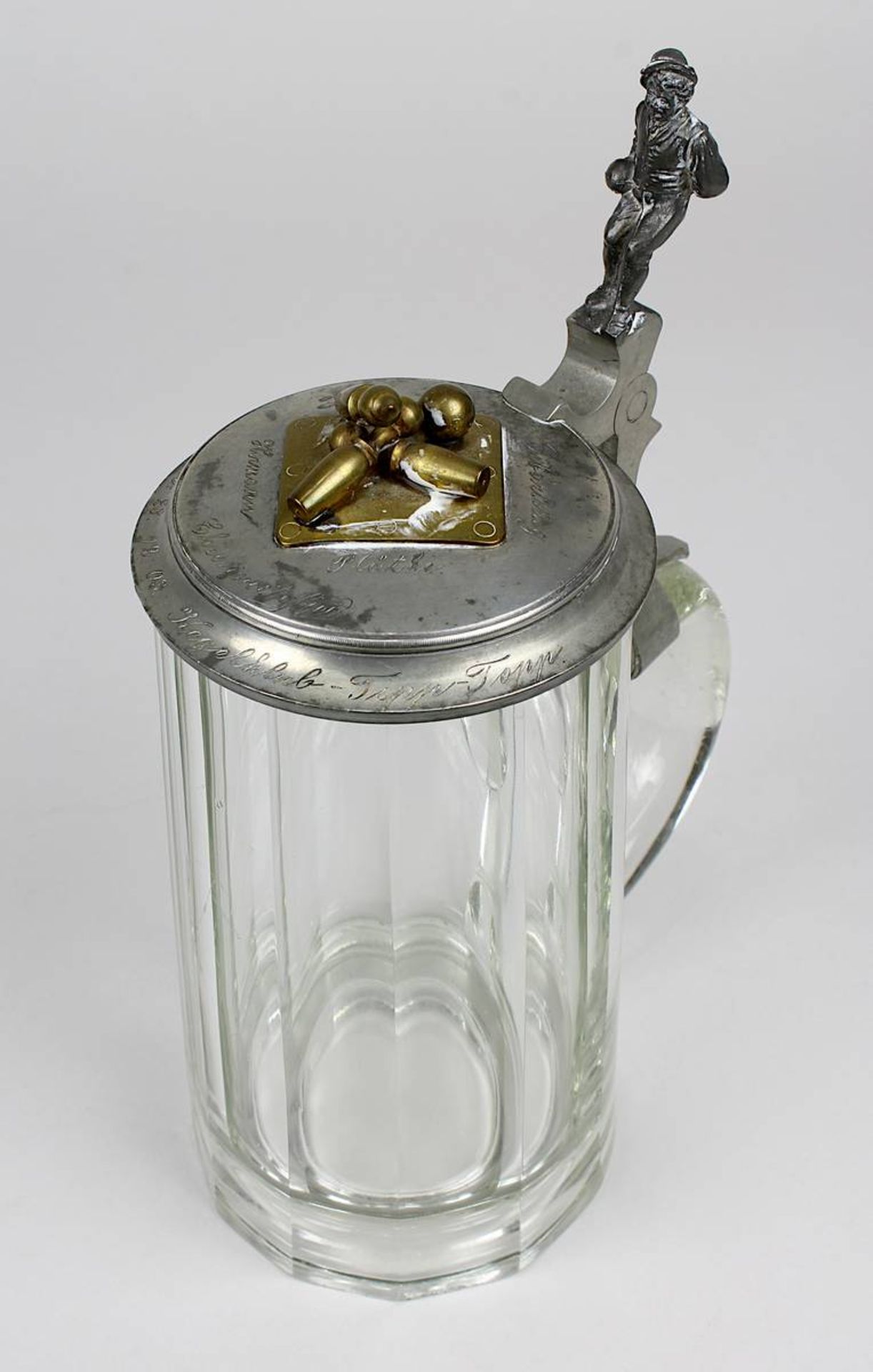 Kegeler-Krug, Deutschland um 1903, geschliffen-facettierter Klarglaskörper mit Henkel, darauf
