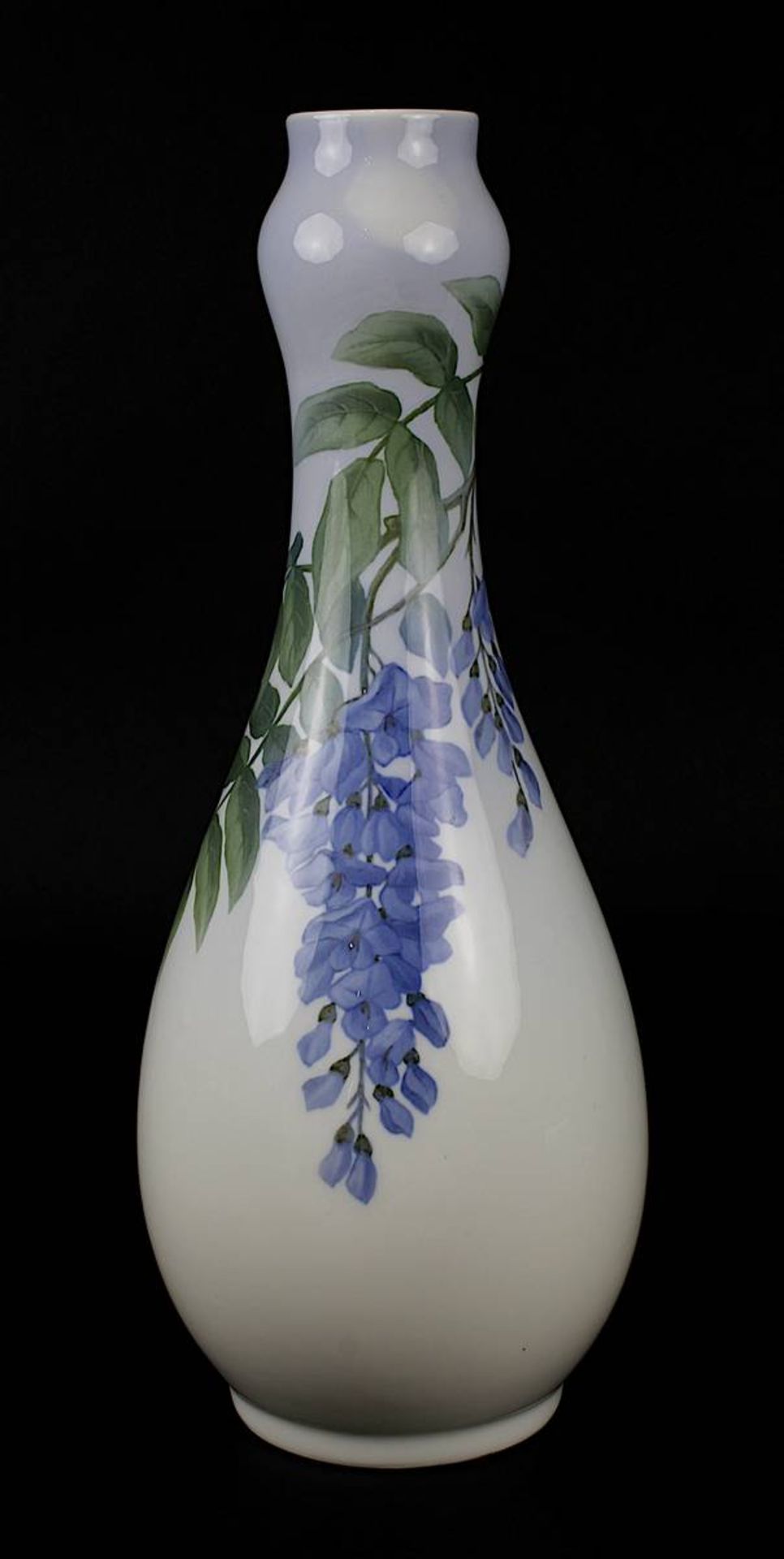 Vase mit Glyziniendekor, Jugendstil, Royal Copenhagen, Anfang 20. Jh., in Keulenform, auf Boden