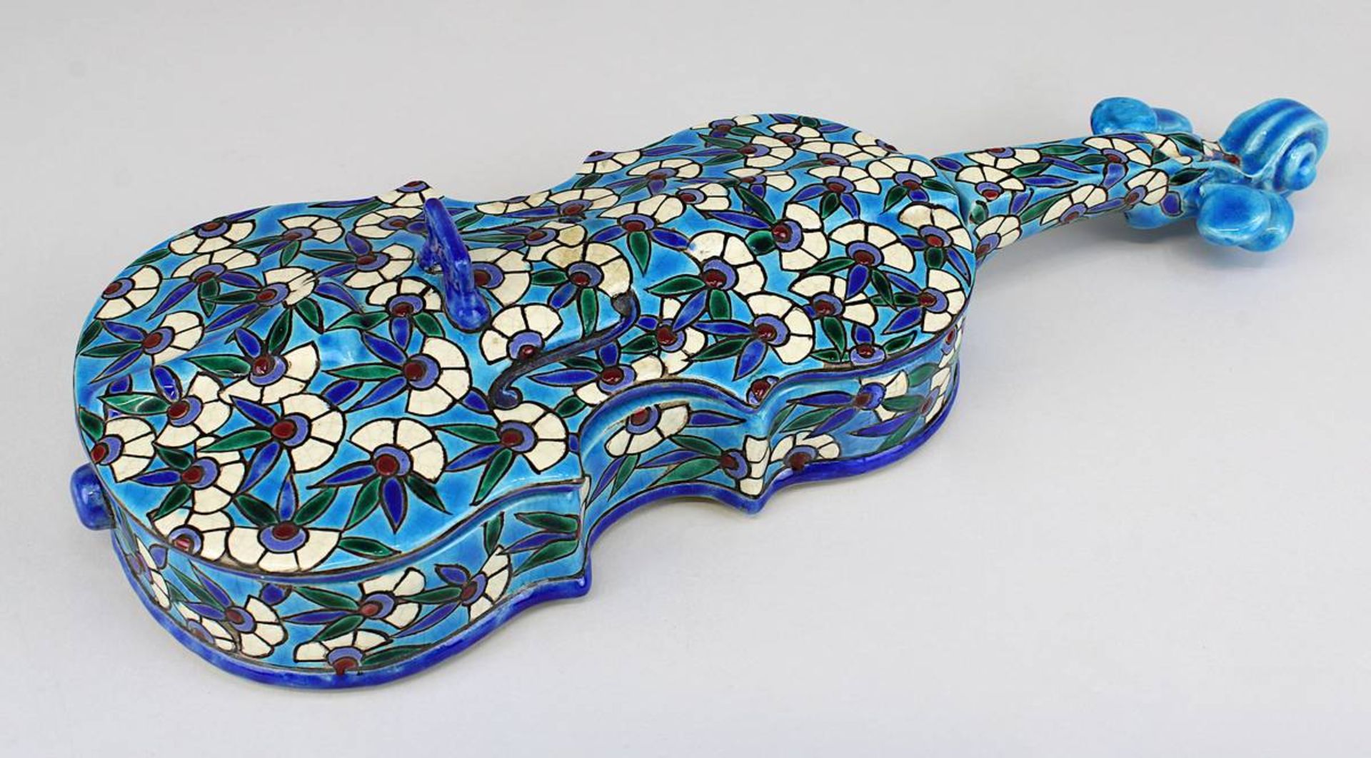 Longwy Deckeldose in Form einer Geige, Frankreich ab 1920, Keramik mit reliefiertem Emaildekor von
