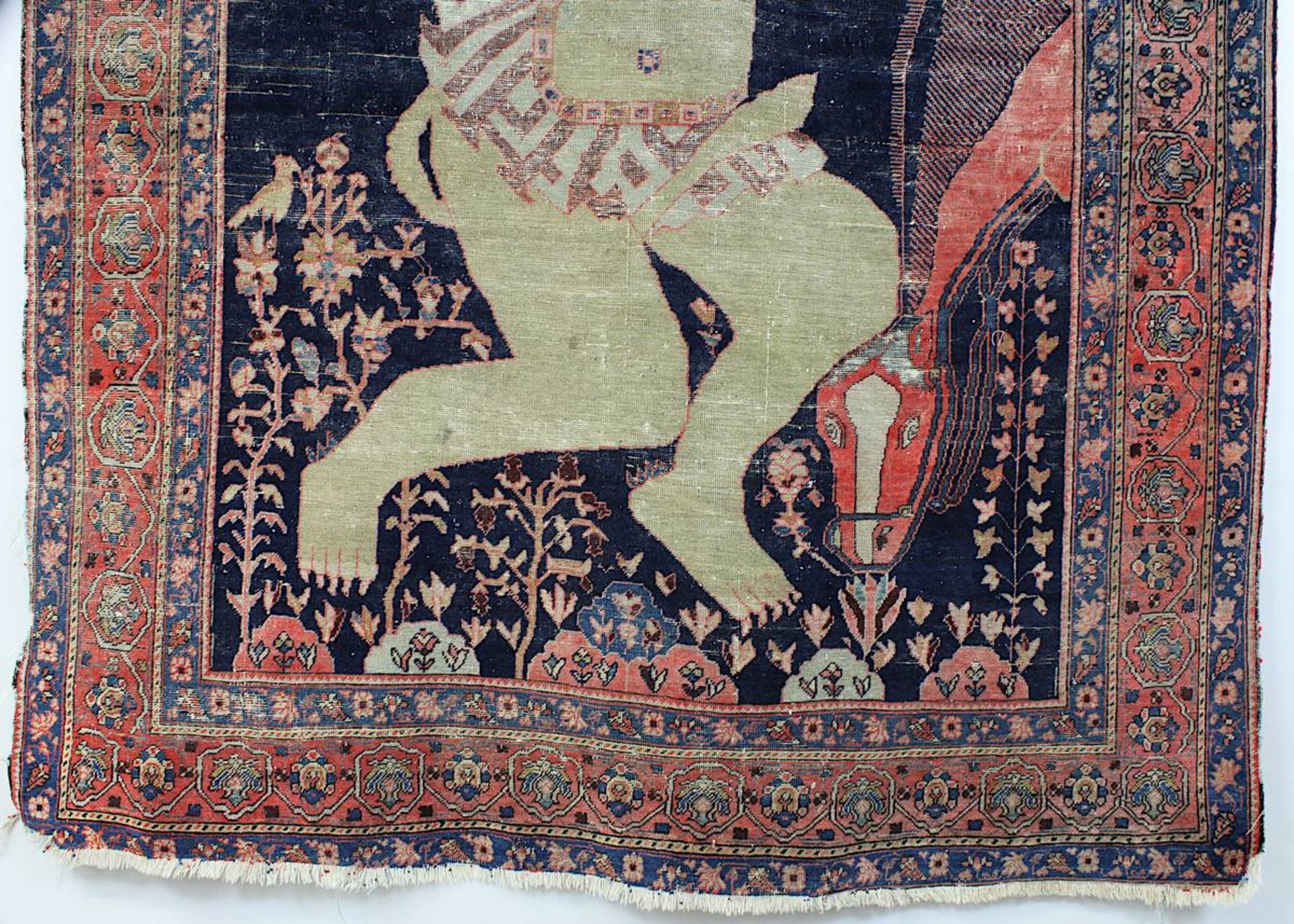 Antiker ausgefallener Farahan oder Malayer, Persien 19. Jh., mit der Darstellung des weißen Dämon - Bild 9 aus 16