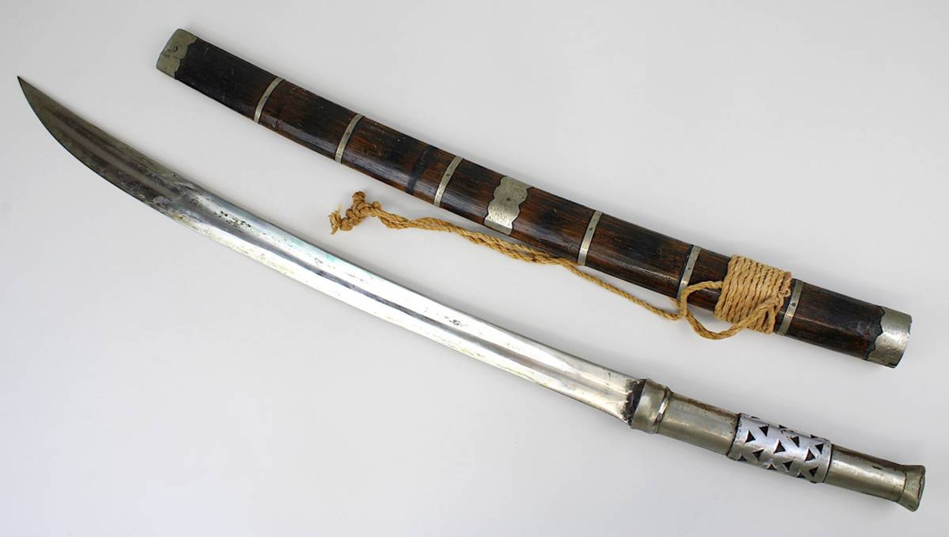 Dha-Schwert, Burma 1. H. 20. Jh., mit leicht gebogener einschneidiger, gekehlter Stahlklinge,