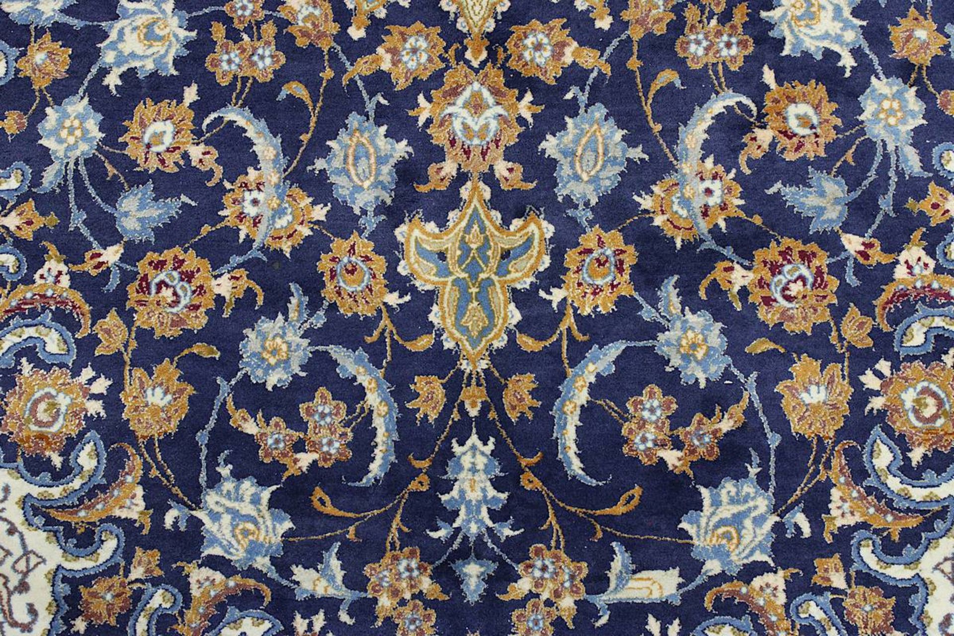 Isfahan, Persien 2. H. 20. Jh., Wolle mit Seide auf Seide, sehr fein geknüpft, blauer Fond mit - Image 4 of 9