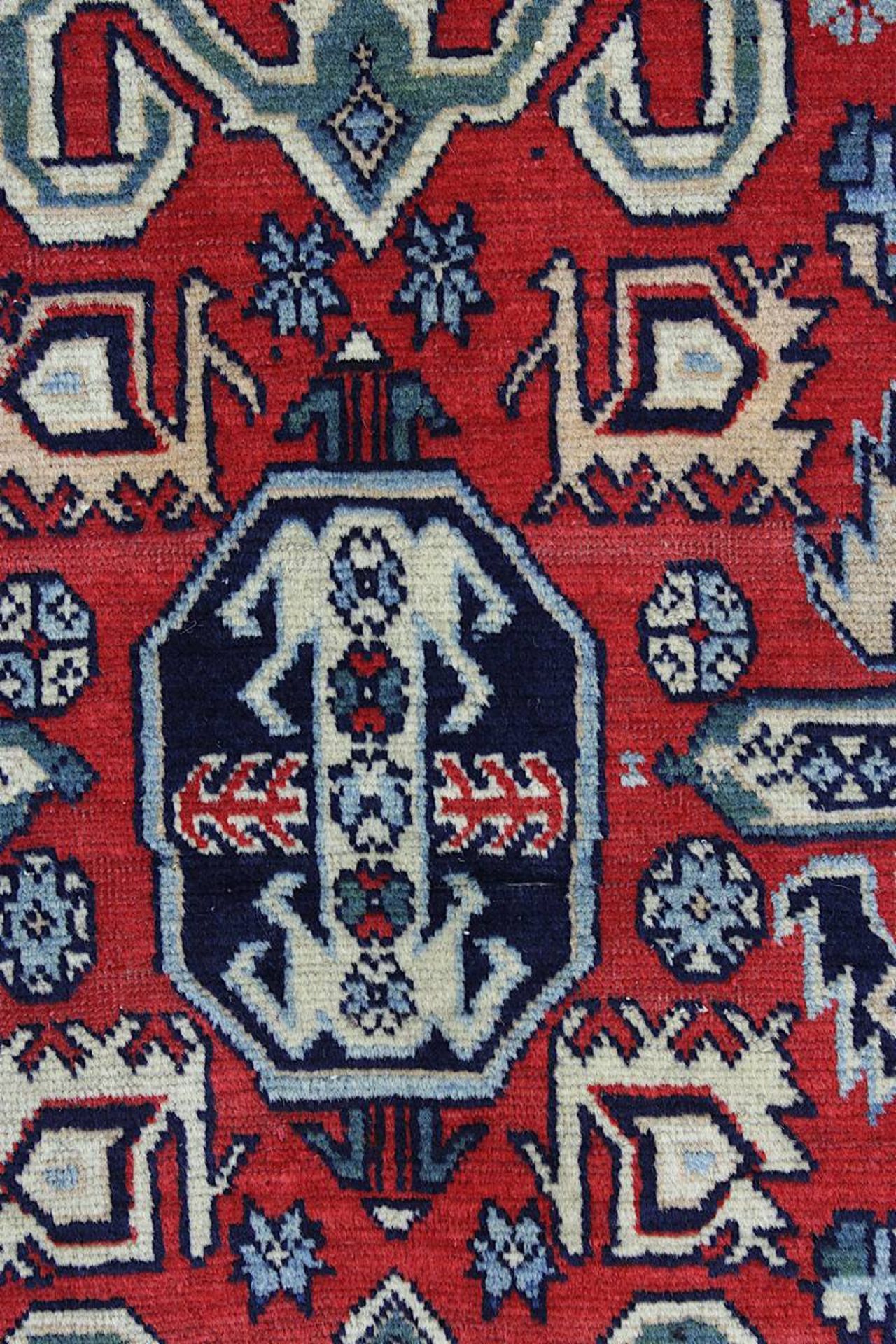 Perepedil, Kaukasus 1. H. 20. Jh., Wolle auf Baumwolle, rotgrundiger Fond, - Bild 4 aus 8