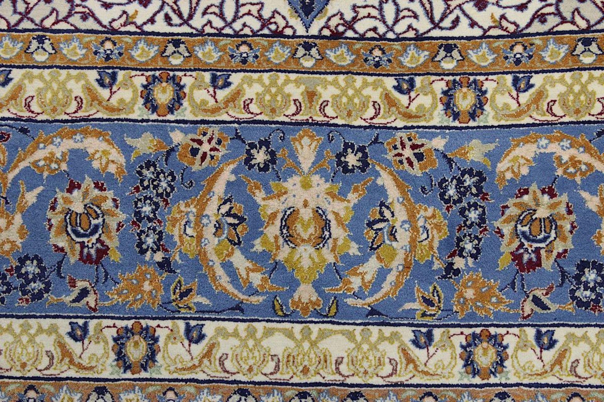 Isfahan, Persien 2. H. 20. Jh., Wolle mit Seide auf Seide, sehr fein geknüpft, blauer Fond mit - Image 5 of 9