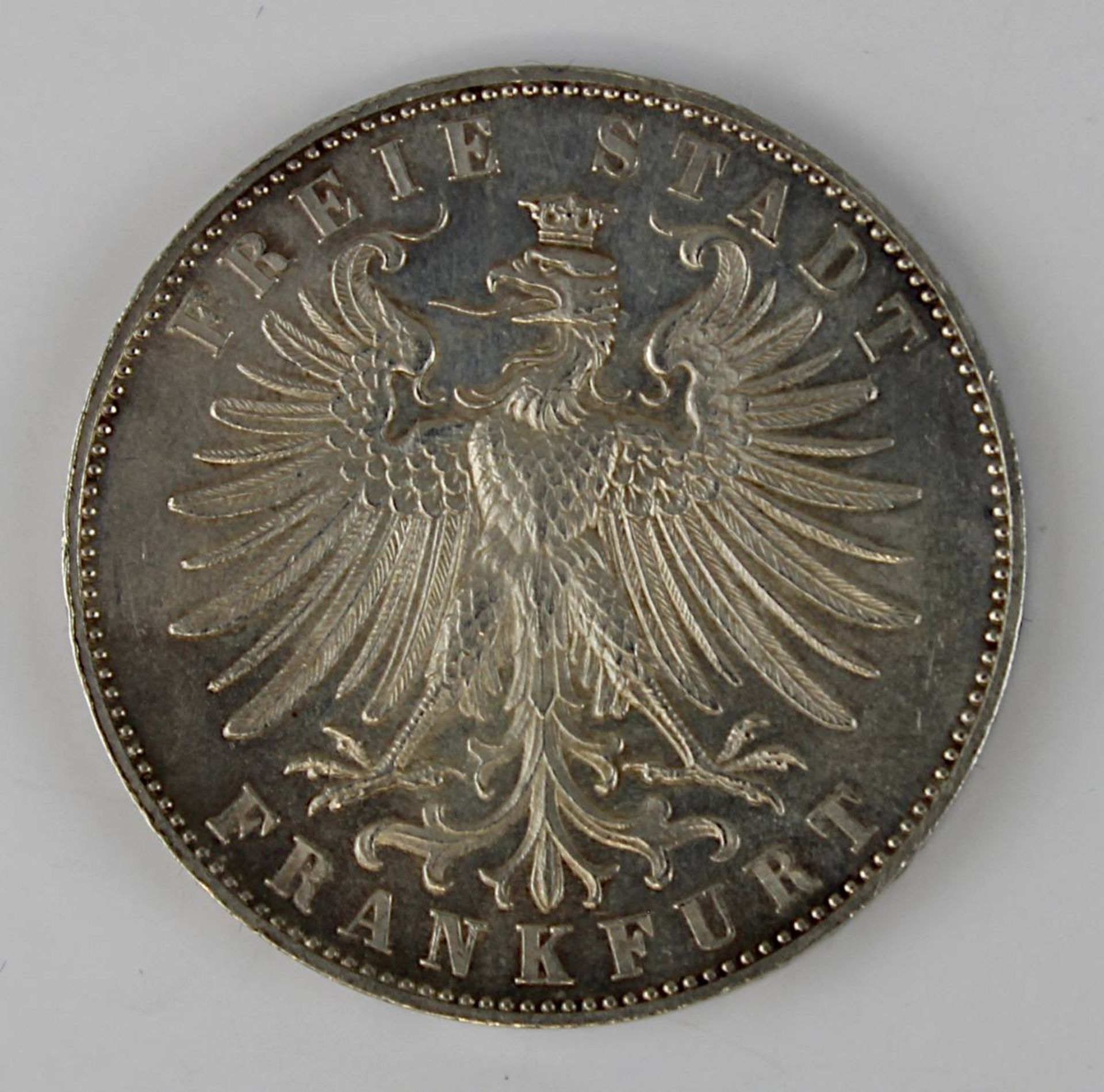 Ein Gedenkthaler (Vereinstaler), Frankfurt, 1. Deutsches Schützenfest 1862, 900er Silber, D: 3,3 cm, - Bild 2 aus 2