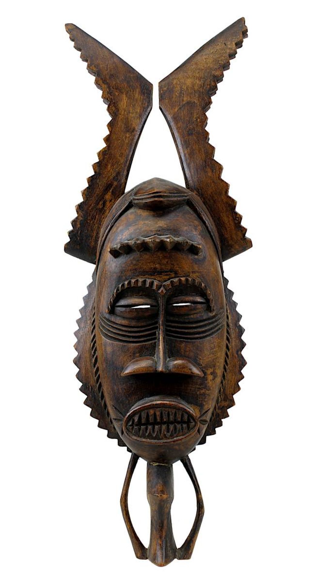 Dekorative Gesichtsmaske mit Zickzack-Hörnern, Elfenbeinküste, Holz geschnitzt und dunkel gefärbt, L