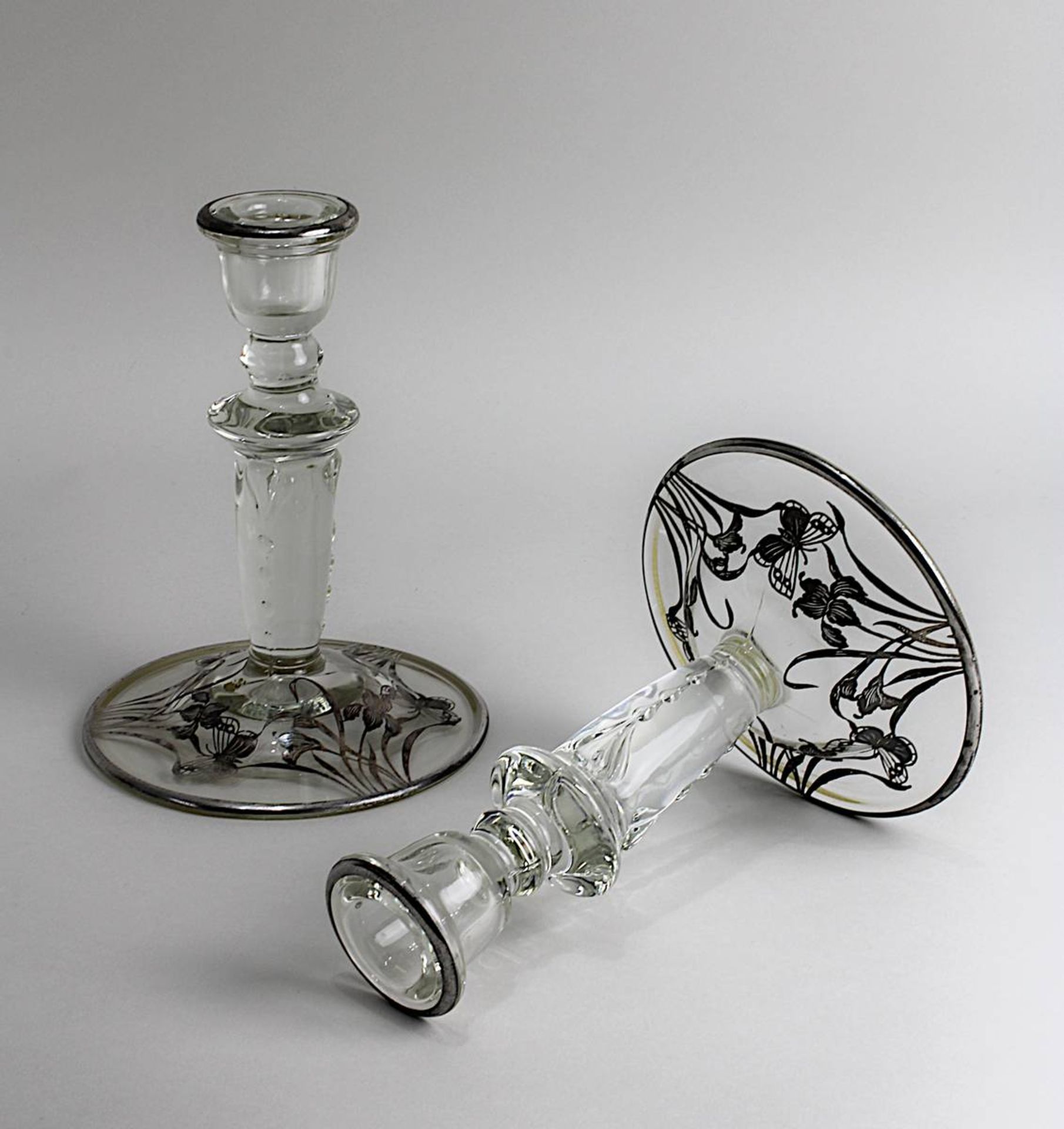 Paar Art-Déco Silberoverlay Kerzenleuchter, USA um 1920, Pressglasleuchter mit aufgelegtem Silber,