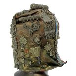 Haube eines Mädchens mit üppigem Silber-Schmuckbesatz, Jemen um 1960, typische weiche Stoffhaube