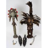 Interessantes Konvolut mit afrikanischen Figuren, bestehend aus: Janusköpfige weibliche Puppe der