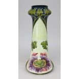 Jugendstil-Keramikvase mit Blumendekor, Keramik heller Scherben, Außenwandung mit Floral