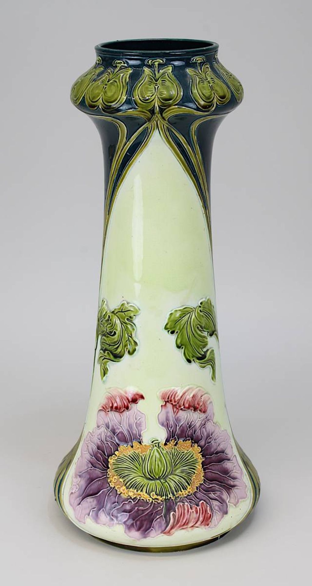 Jugendstil-Keramikvase mit Blumendekor, Keramik heller Scherben, Außenwandung mit Floral