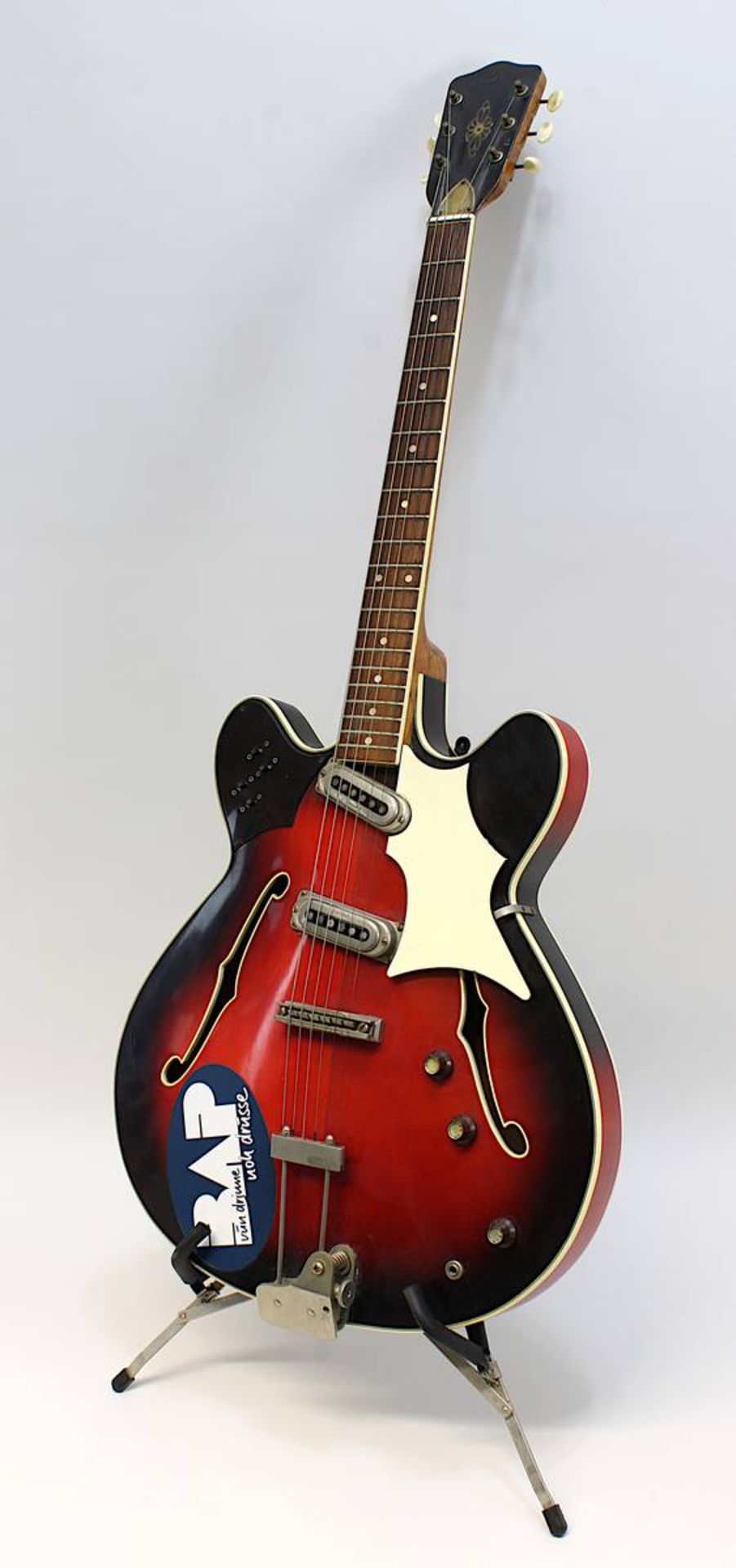 E-Gitarre Framus Raven, wohl A 113-54 T, um 1960/70, mit 6 Saiten, Holzgehäuse bordeauxrot lackiert,