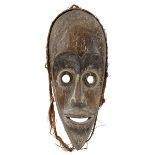 Maske der Dan, Nigeria, Holz geschnitzt und mit Resten eines hellen Überzugs, schmales Gesicht mit