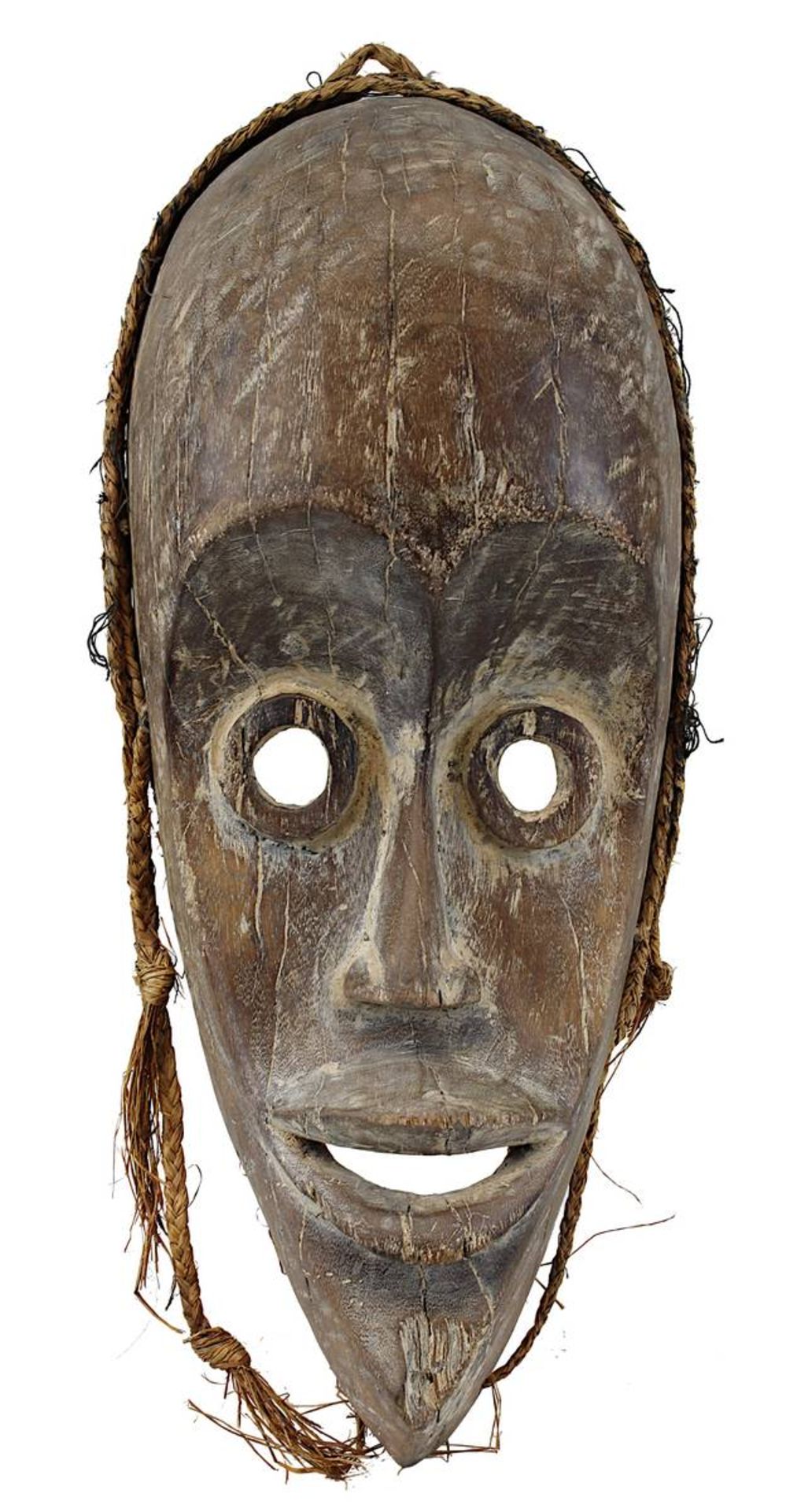 Maske der Dan, Nigeria, Holz geschnitzt und mit Resten eines hellen Überzugs, schmales Gesicht mit