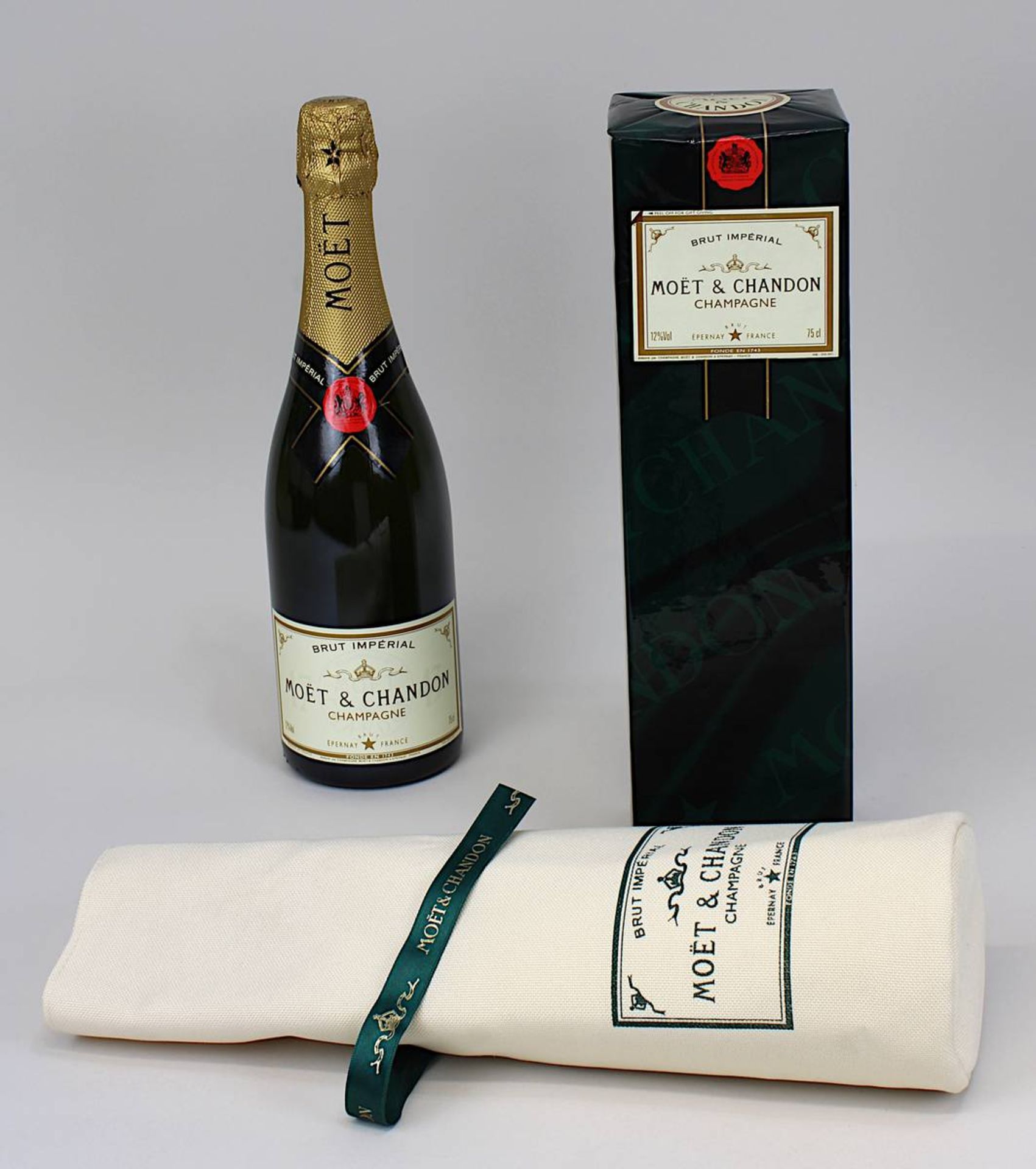 Zwei Flaschen Champagner: 1 Flasche Moet & Chandon, Brut Impérial, Èpernay, 1 Flasche im