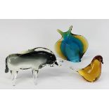 3 Tierfiguren aus Glas: Stier, farbloses und graues Glas, frei geformt, Murano, L 23 cm, H 15 cm;