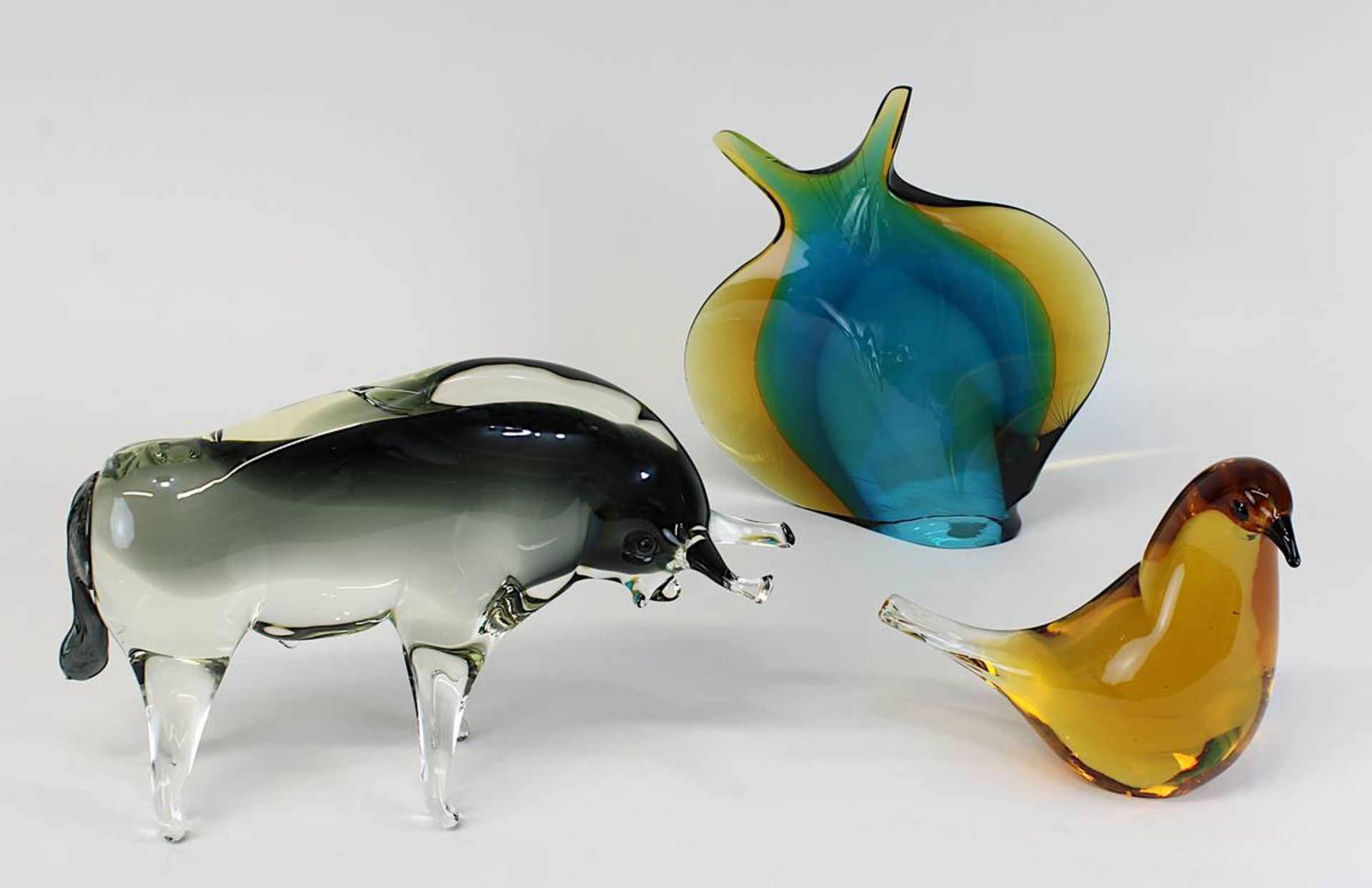 3 Tierfiguren aus Glas: Stier, farbloses und graues Glas, frei geformt, Murano, L 23 cm, H 15 cm;