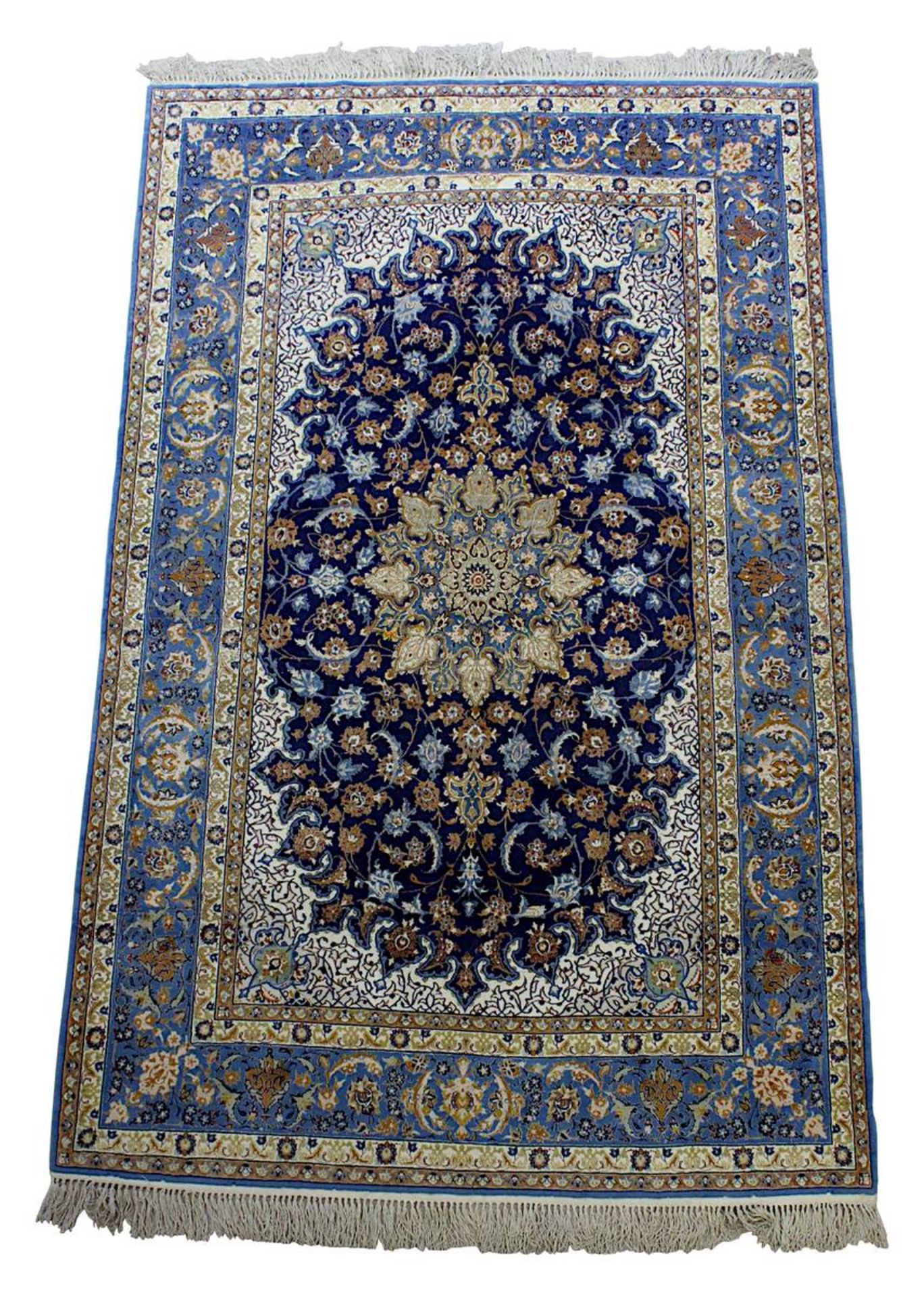 Isfahan, Persien 2. H. 20. Jh., Wolle mit Seide auf Seide, sehr fein geknüpft, blauer Fond mit