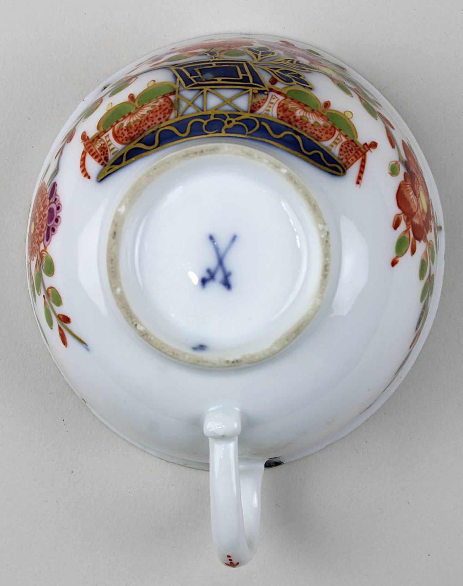 Meissen-Tasse ohne Unterteller, mit Kakiemondekor, um 1730, farbig auf Glasur bemalt, partiell mit - Image 5 of 5